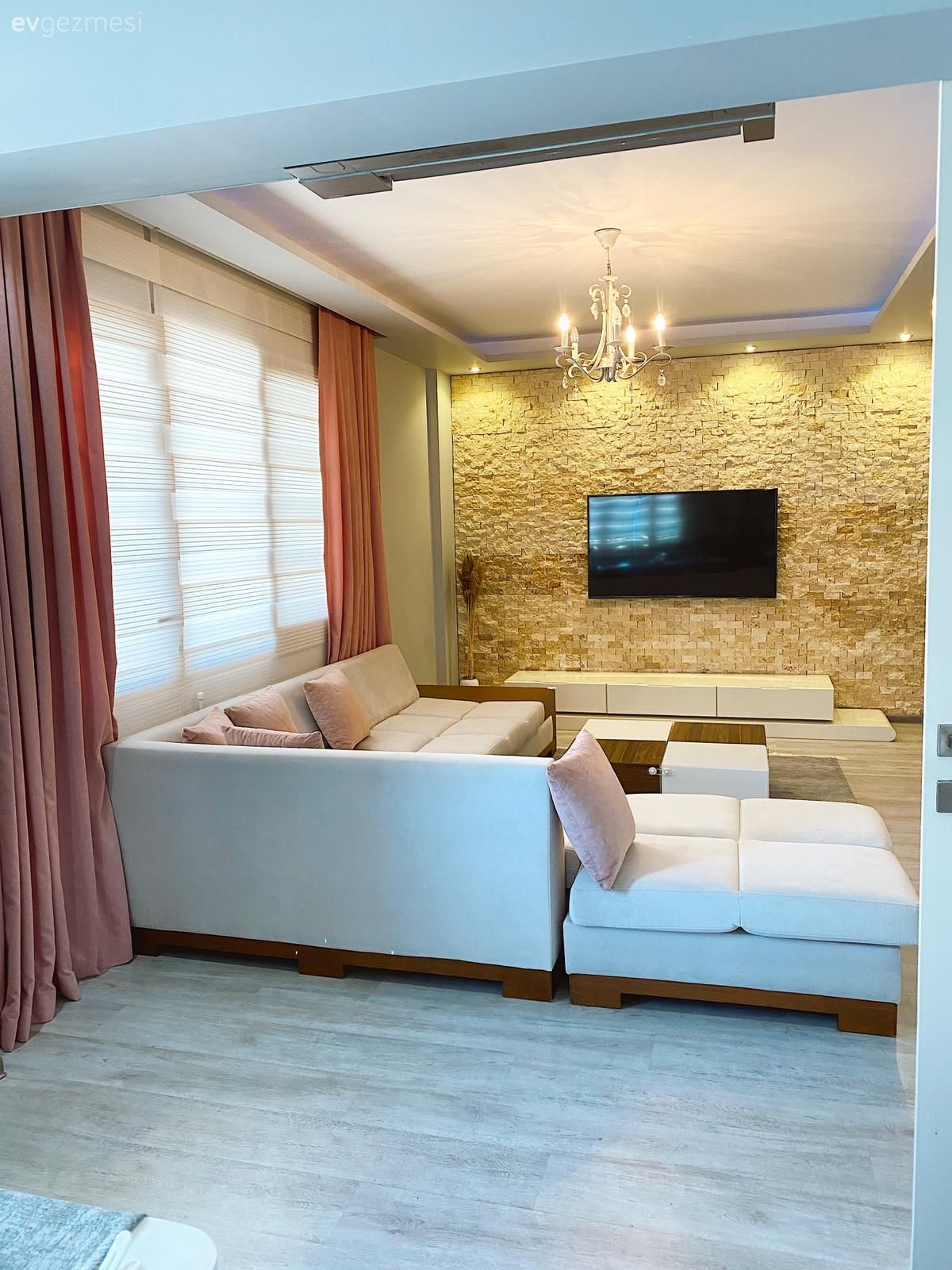 Salon, Beyaz, Kahverengi, Pudra pembe, Taş duvar, Duvar dekorasyonu, Köşe koltuk, Koltuk takımı, Orta sehpa, Sehpa, Puf, Fon perde, Perde, Stor perde, Avize, Aydınlatma, Salon avizesi, Tv ünitesi