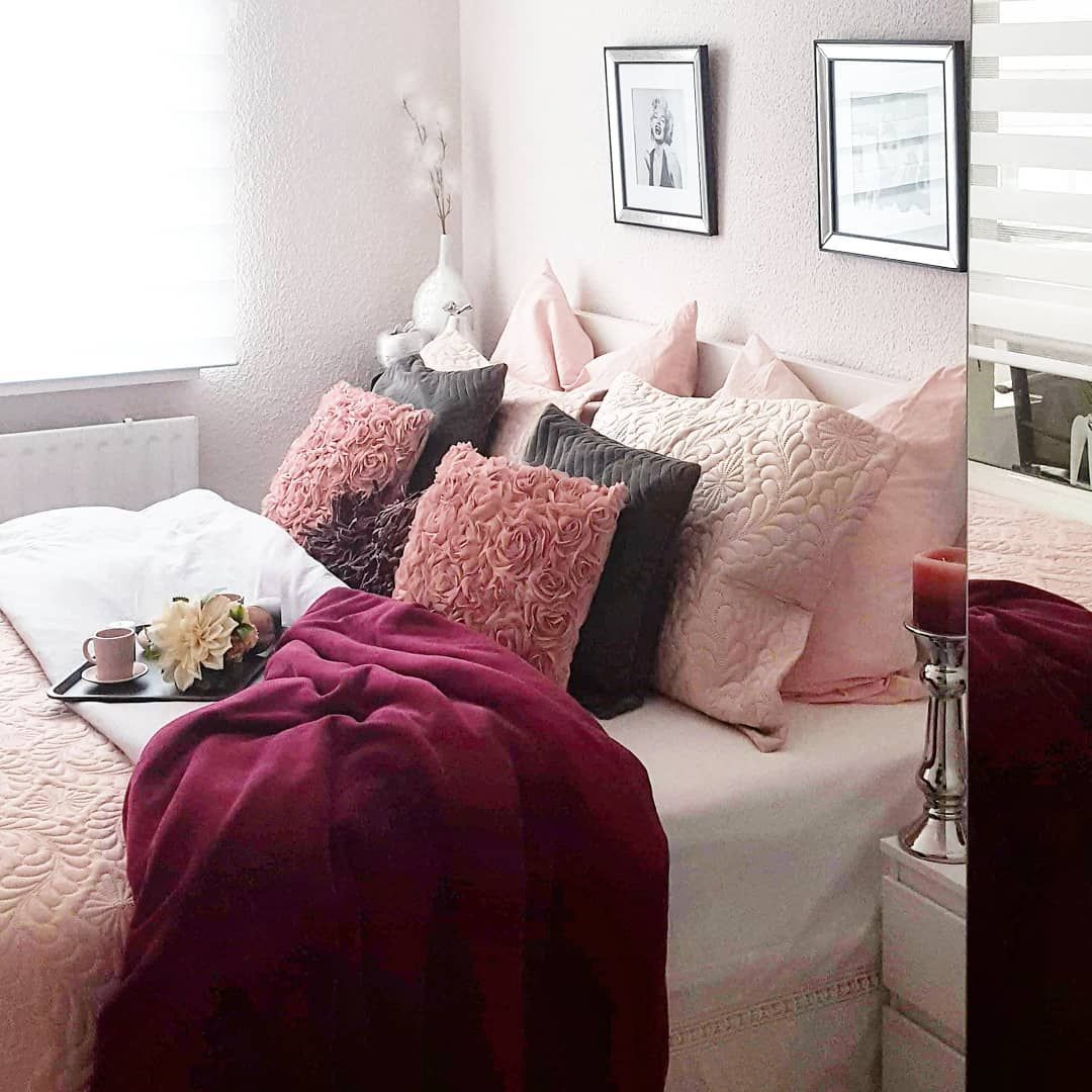 Yemek Odası, Pembe, Pudra pembe, Kırlent, Ev tekstili, Yatak örtüsü, Yatak Odası, Tablo, Duvar dekorasyonu, Vazo, Ev Aksesuar