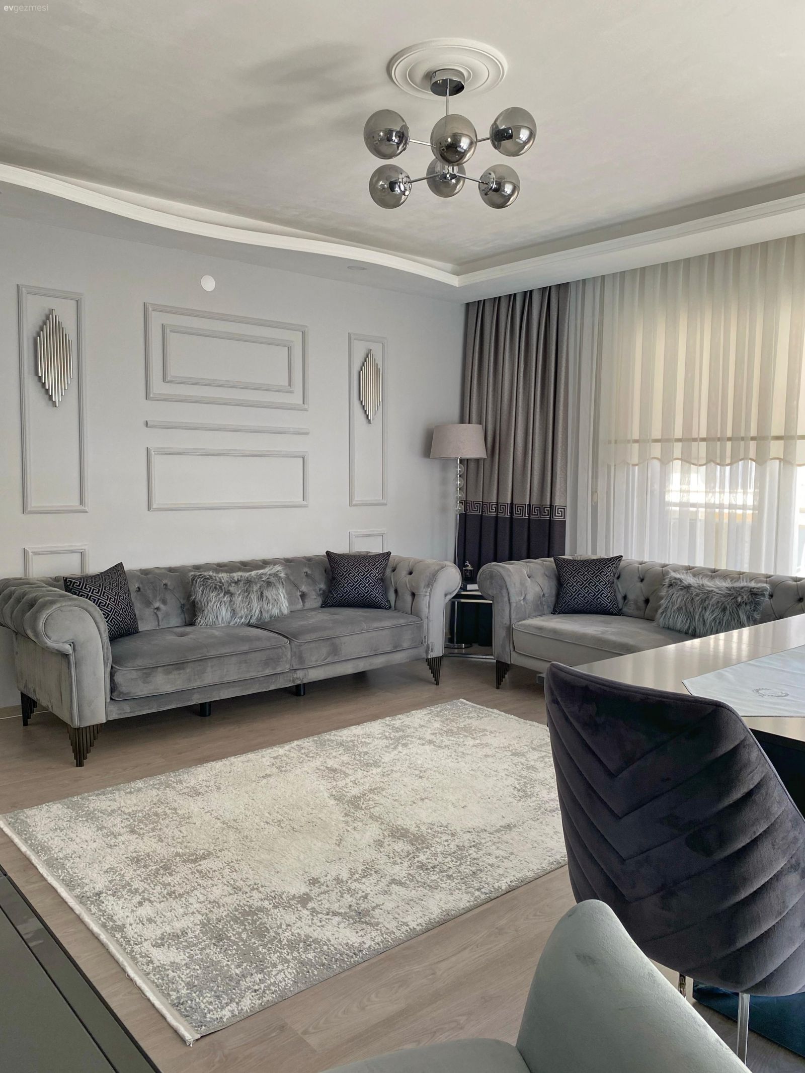 Salon, Modern, Gri, Beyaz, Siyah, Koltuk takımı, Duvar çıtalama, Lambader, Aydınlatma, Kırlent, Ev tekstili, Avize, Fon perde, Perde, Tül perde, Halı, Salon halısı, Parke