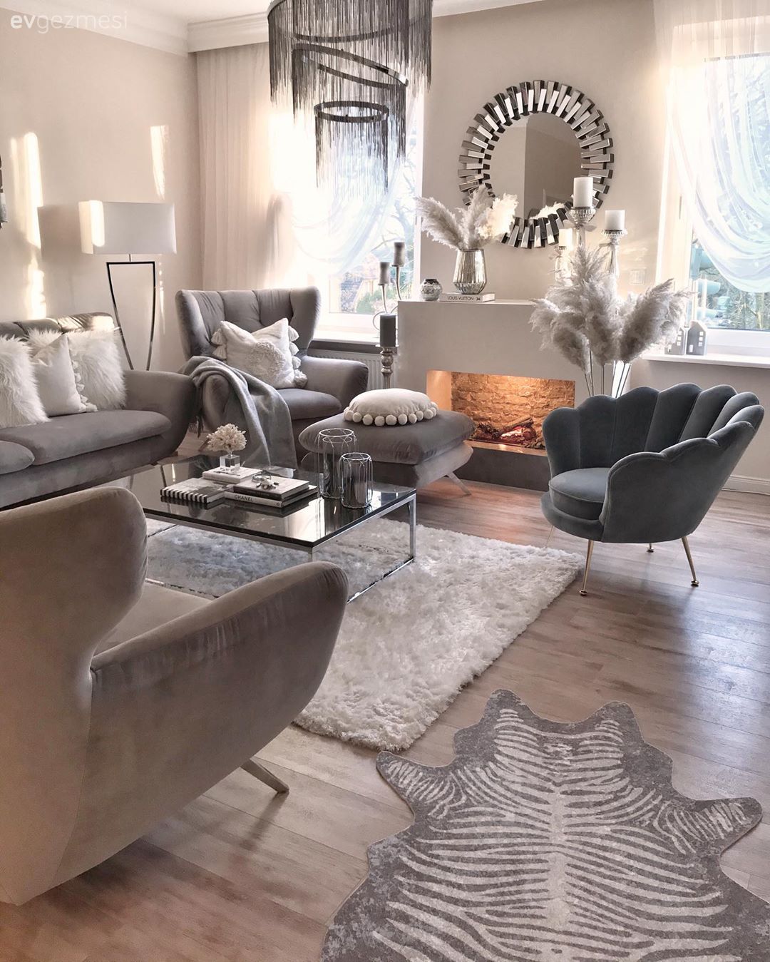 Salon, Art deko, Gri, Mavi, Koltuk takımı, Berjer, Şömine, Dekoratif ayna, Ayna, Yuvarlak ayna, Halı, Salon halısı, Avize, Aydınlatma, Salon avizesi, Orta sehpa, Sehpa, Sehpa üstü aksesuarı, Ev Aksesuar, Şamdan, Kırlent, Ev tekstili, Vazo, Pampas otu, Vizon