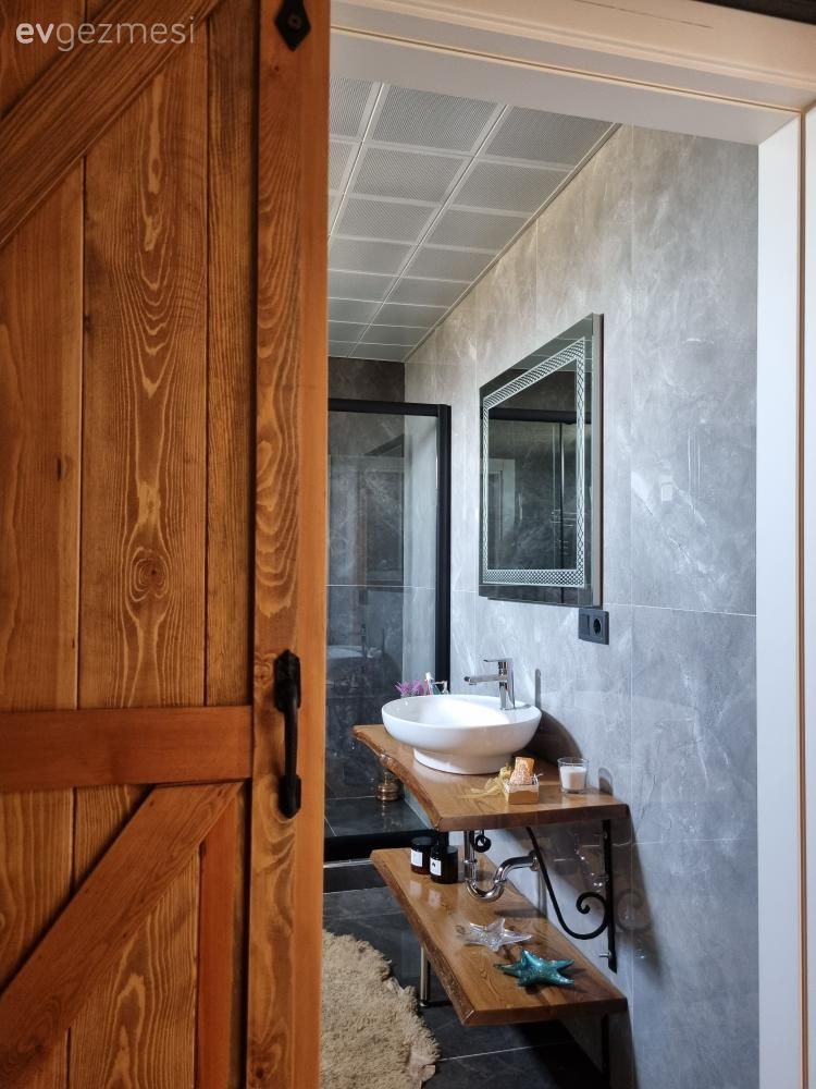 Banyo, Ahşap Mobilya, Dekoratif Objeler, Beyaz, Gri, Gri duvar, Siyah