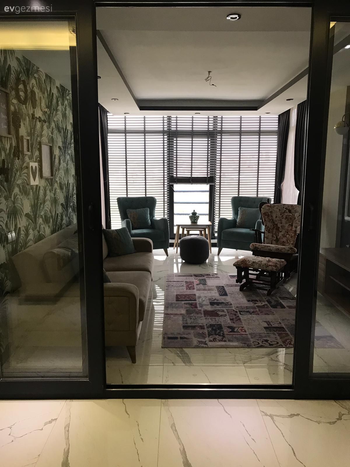 Kış bahçesi, Mavi, Krem, Duvar kağıdı, Duvar dekorasyonu, Yeşil, Berjer, Halı, Plise perde, Perde, Yan sehpa, Sehpa