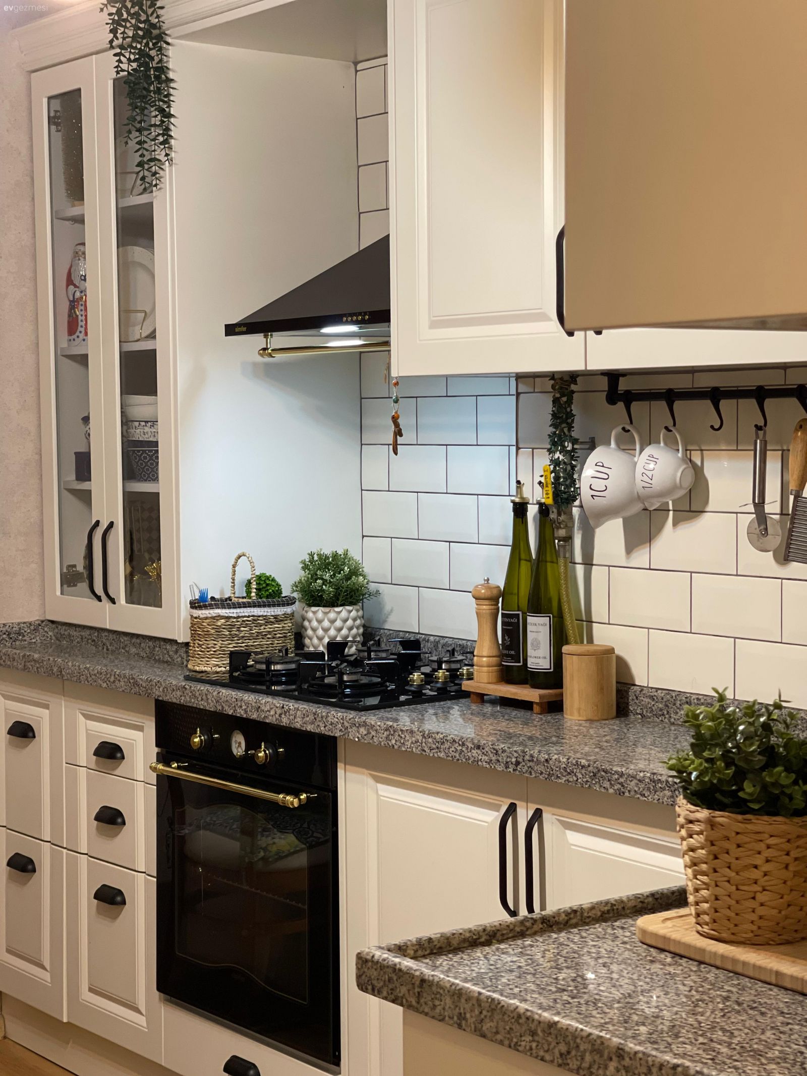 Bu Adana Evinde Ev Sahibinin El Emekleri de Kendine Yer Bulmuş!