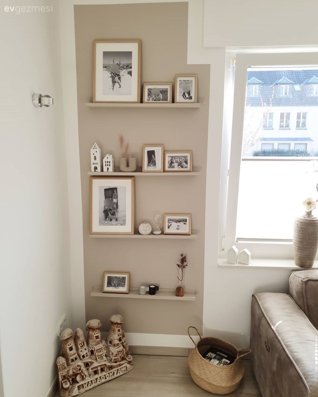 Duvar rafı, Duvar dekorasyonu, Krem, Bej, Beyaz, Hasır, Köşe koltuk, Koltuk takımı, Vazo, Ev Aksesuar