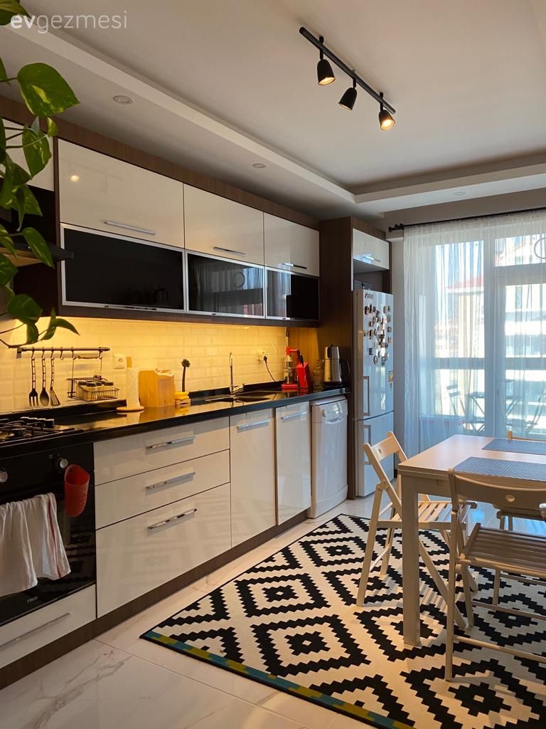 Mutfak, Rustik, Beyaz, Siyah, Mutfak tezgahı, Mutfak tezgah arası, Mutfak halısı, Mutfak masası, Sandalye, Geometrik desen, Desenler, Mutfak perdesi, Mutfak Avize Modelleri