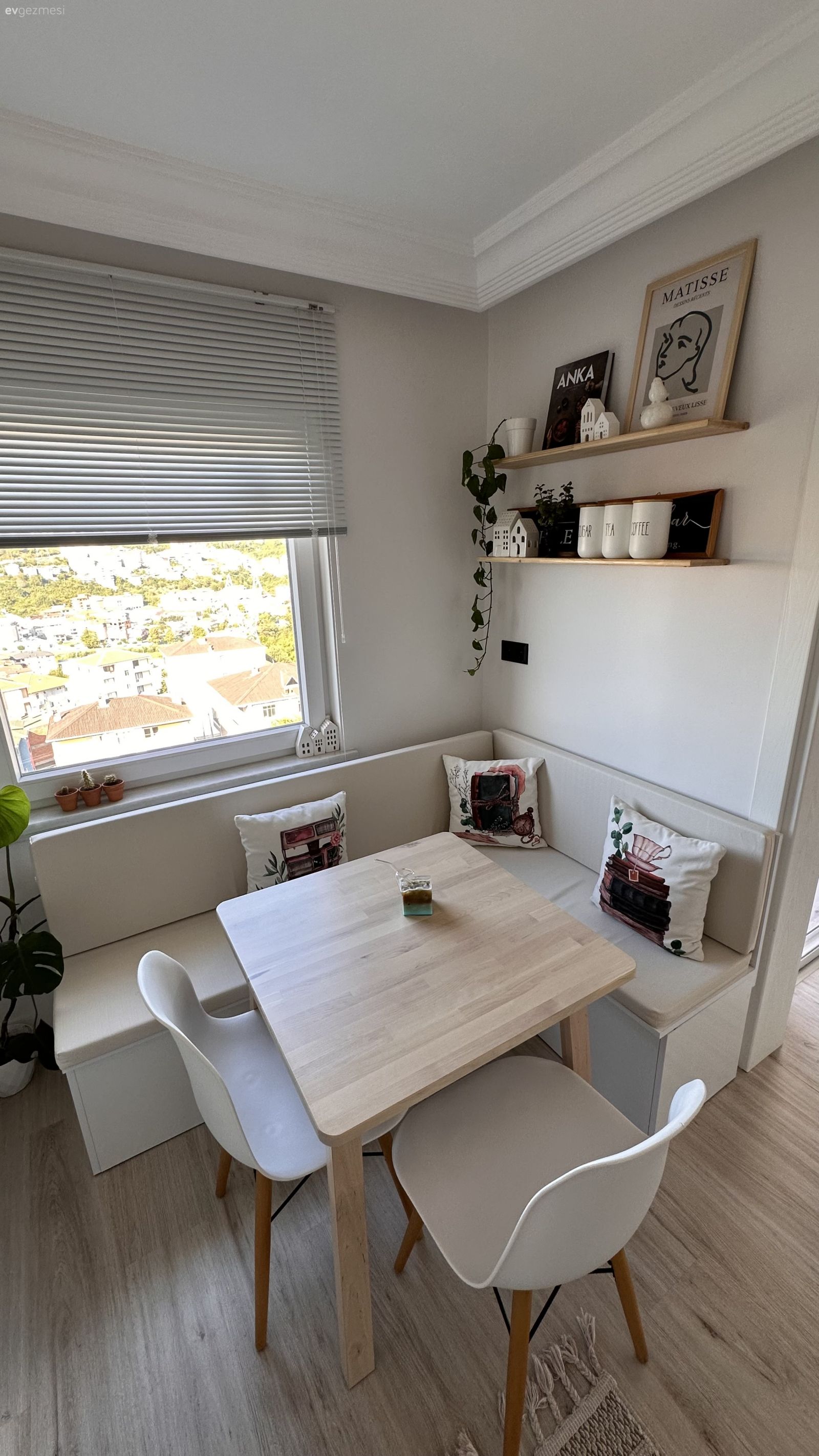 Pencerenin Etrafında Koca Kitaplık: İyi Fikirlerle Dolu Zonguldak Evi!