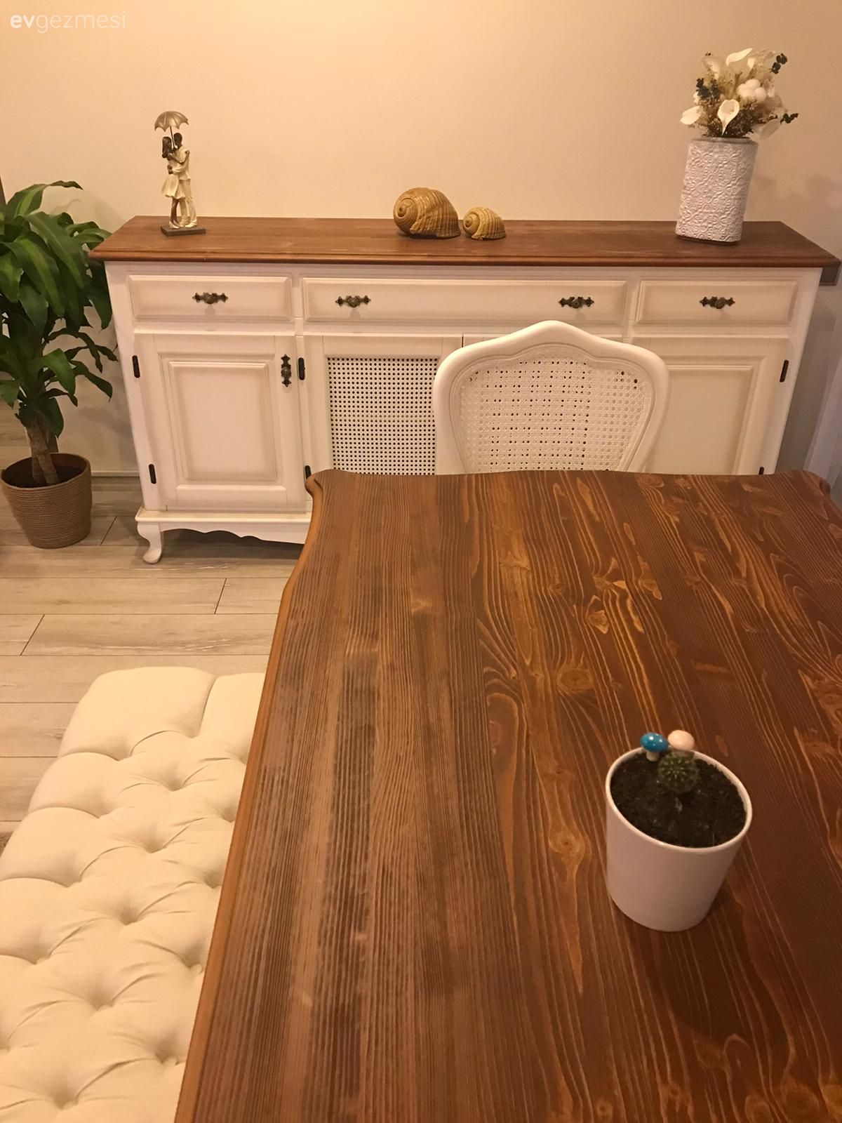 Country, Country yemek odası, Ahşap Mobilya, Yemek masası, Konsol, Konsol üzeri dekoratif objeleri, Ev bitkisi, Sandalye, Bank, Beyaz, Kahverengi