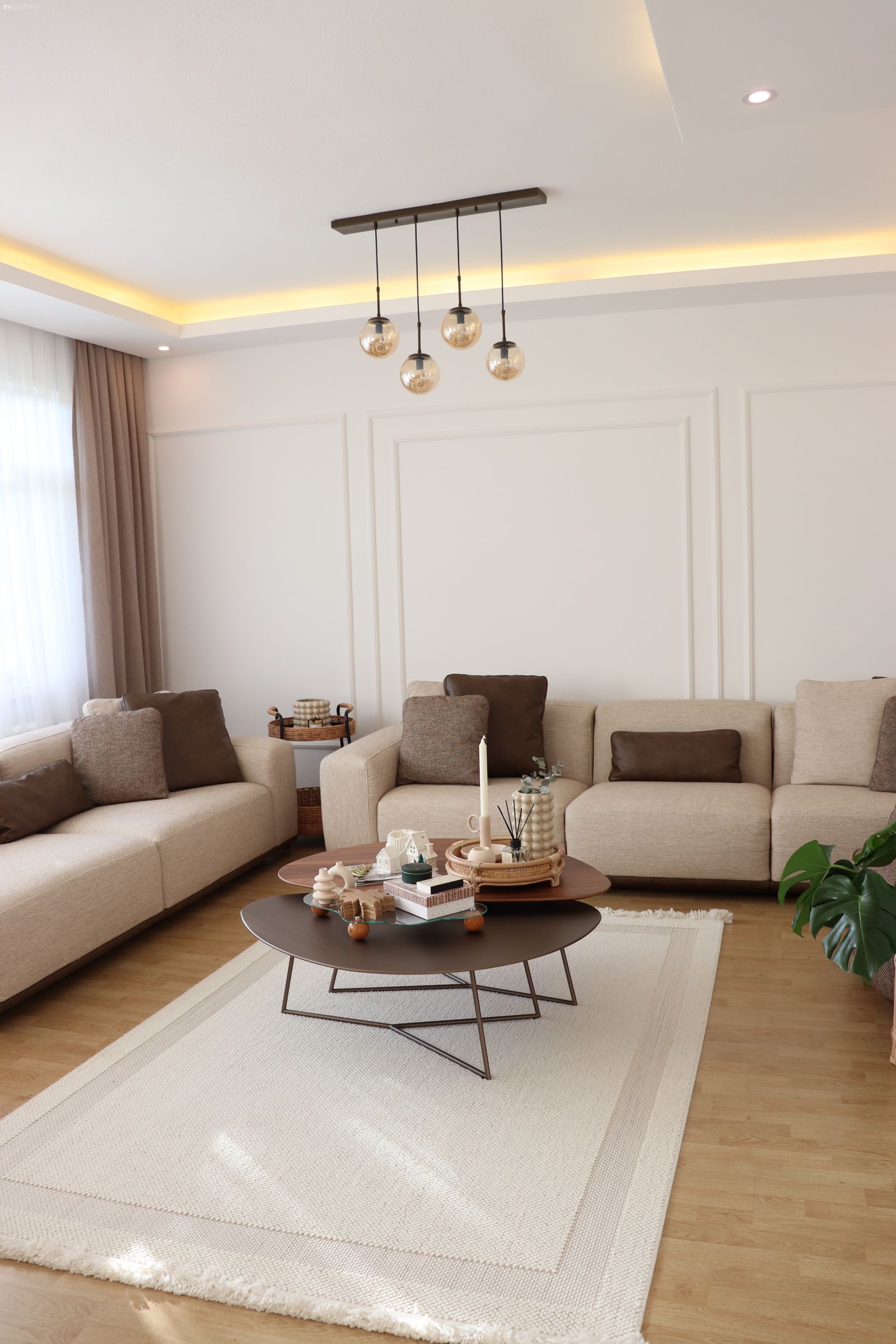 Salon, Modern, Krem, Vizon, Kahverengi, Siyah, Koltuk takımı, Fon perde, Perde, Tül perde, Duvar çıtalama, Halı, Beyaz halı, Yuvarlak sehpa, Sehpa, Avize, Aydınlatma, Salon avizesi, Parke, Ev bitkisi