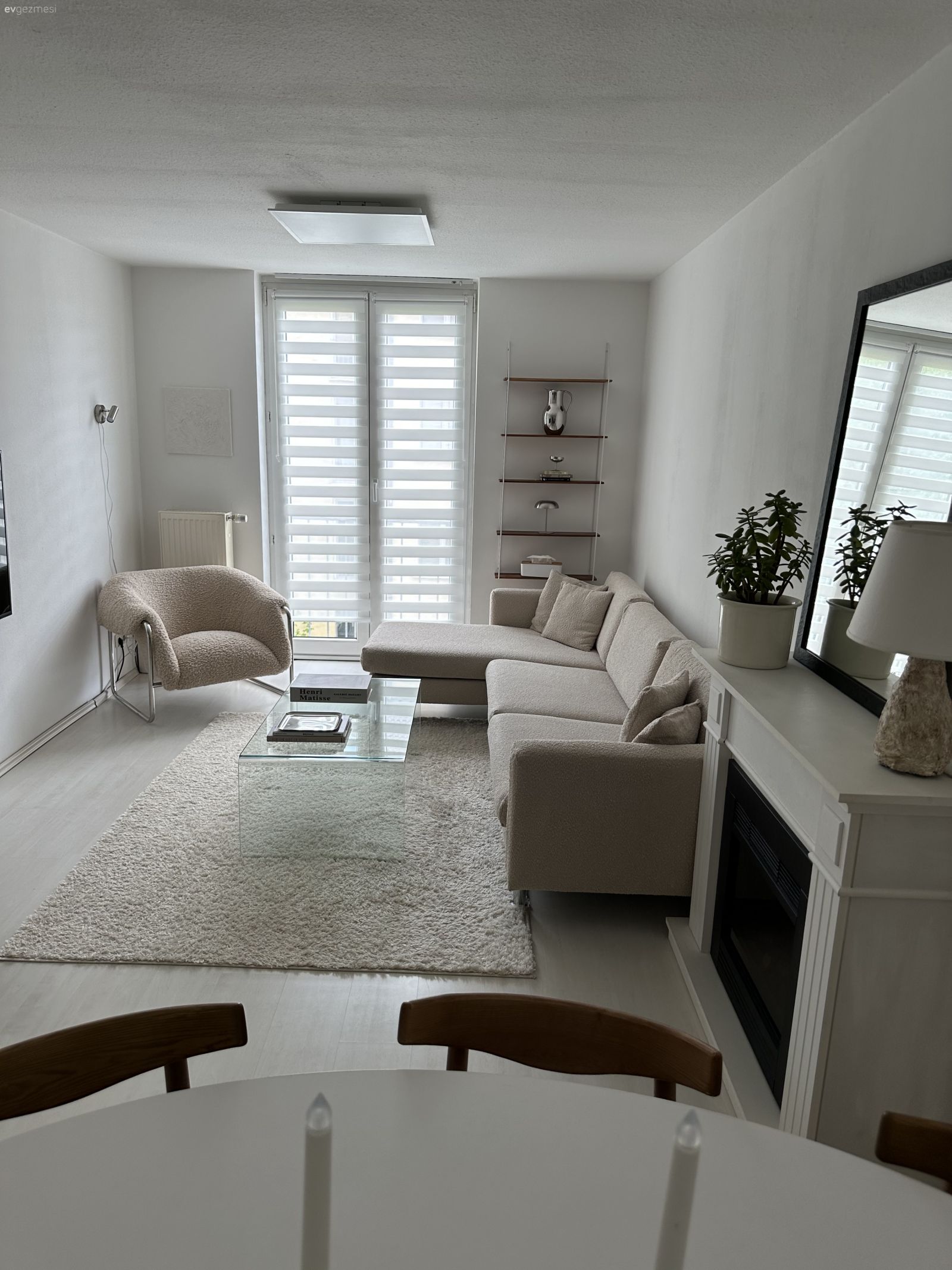 Salon, İskandinav, Beyaz, Bej, Krem, Şömine, Köşe koltuk, Koltuk takımı, Berjer, Duvar dekorasyonu, Halı, Salon halısı, Zebra Perde, Perde