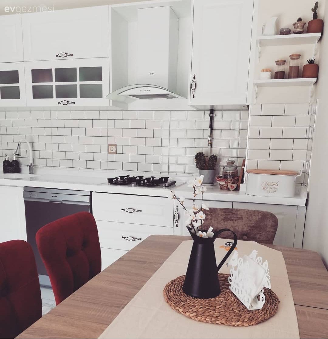 Mutfak, Beyaz, Kırmızı, Vizon, Mutfak tezgahı, Mutfak tezgah arası, Sandalye, Mutfak masası, Metro seramik, Seramik