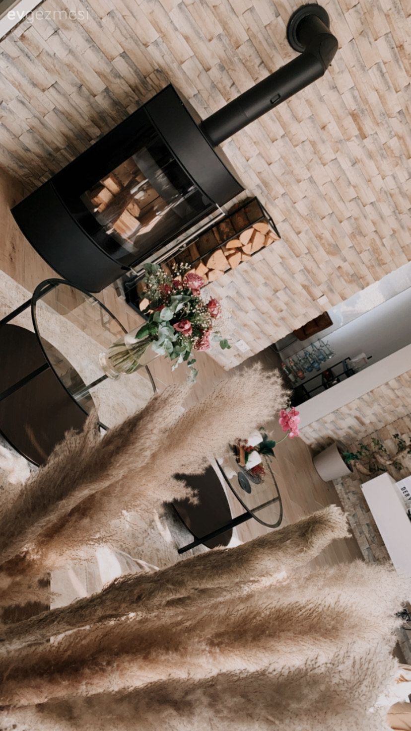 Modern rustik, Şömine, Bej, Beyaz, Taş duvar, Duvar dekorasyonu, Cam orta sehpa, Orta sehpa, Yuvarlak sehpa, Sehpa, Vazo, Ev Aksesuar, Pampas otu, Sehpa üstü aksesuarı