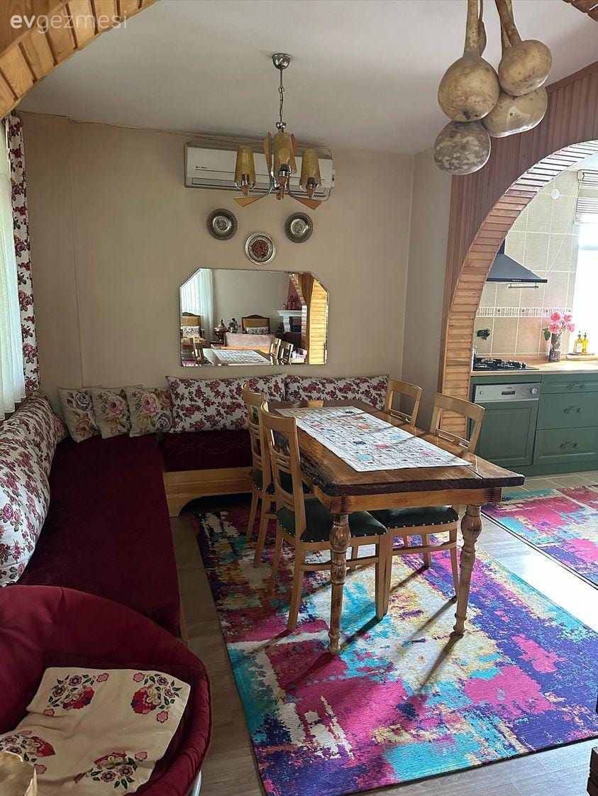 Yazlık Niyetine Kullanılan Bu Köy Evinde Canlı Renkler El Ele!