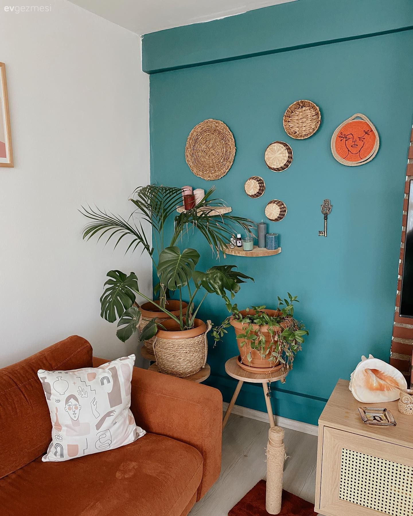 Yeşil duvar, Hasır, Saksı, Yanık turuncu, Kırlent, Köşe koltuk, Koltuk takımı, Ev bitkisi, Duvar dekorasyonu