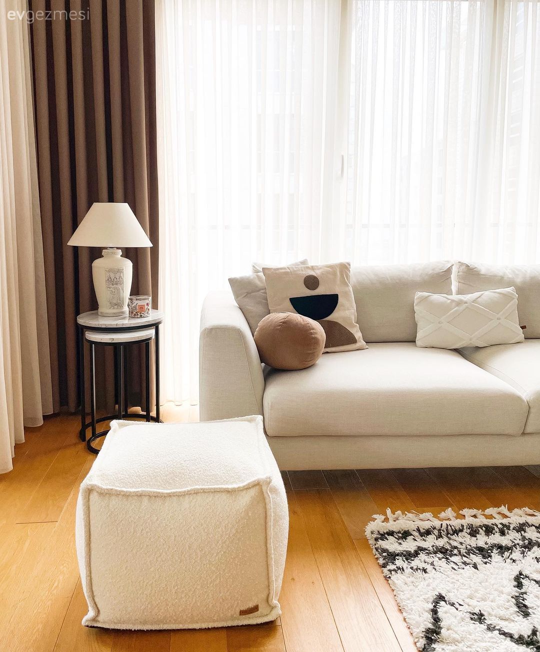 Salon, Bohem Dekorasyon, Beyaz, Kahverengi, Siyah, Koltuk takımı, Fon perde, Perde, Tül perde, Shaggy halı, Halı, Ev bitkisi, Kırlent, Ev tekstili, Puf, Yan sehpa, Sehpa, Abajur, Aydınlatma