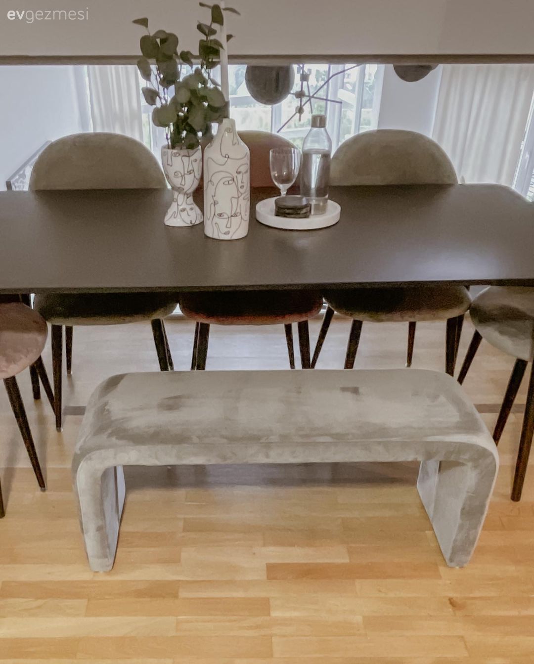 Bu Modern Evde Kıvrımlı Hatlar En Romantik Halleriyle Yerini Almış!