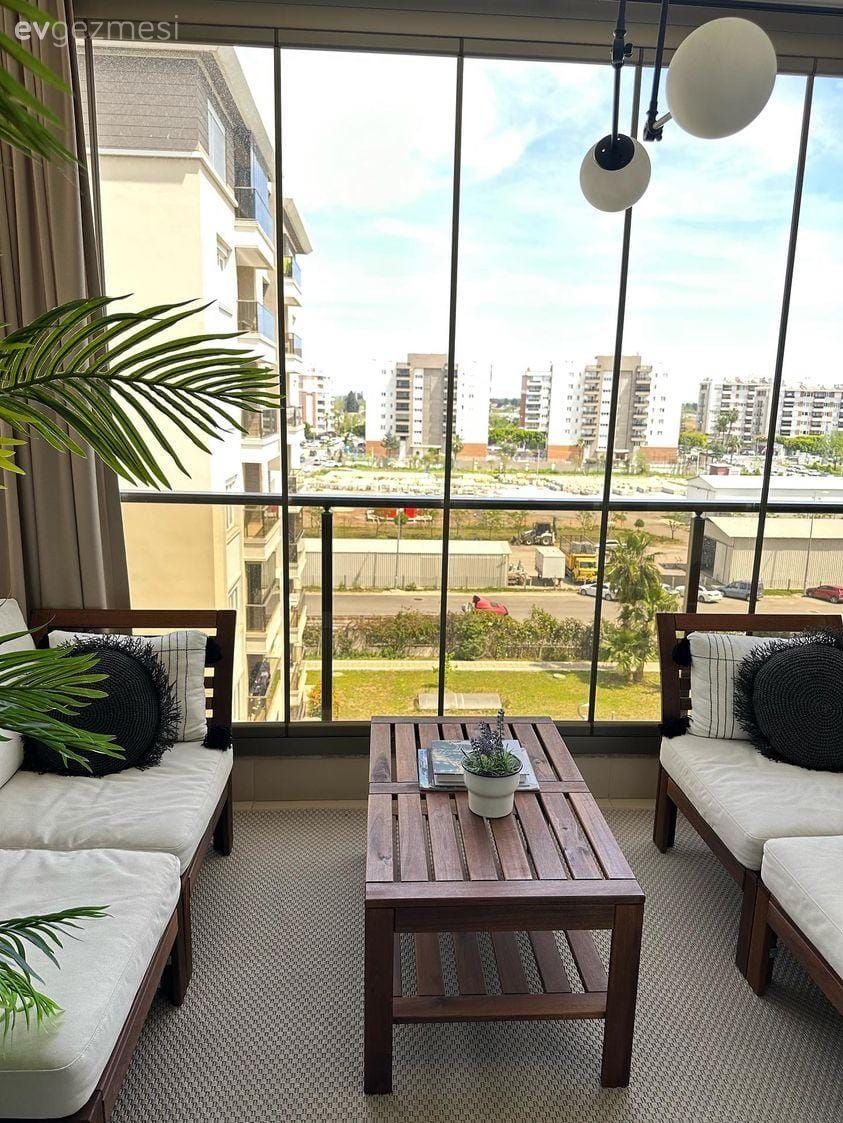 Balkon, Balkon avizesi, Kapalı balkon, Pencere duvar dekoru, Duvar dekorasyonu, Ev bitkisi, Balkon oturma grubu, Ahşap Mobilya