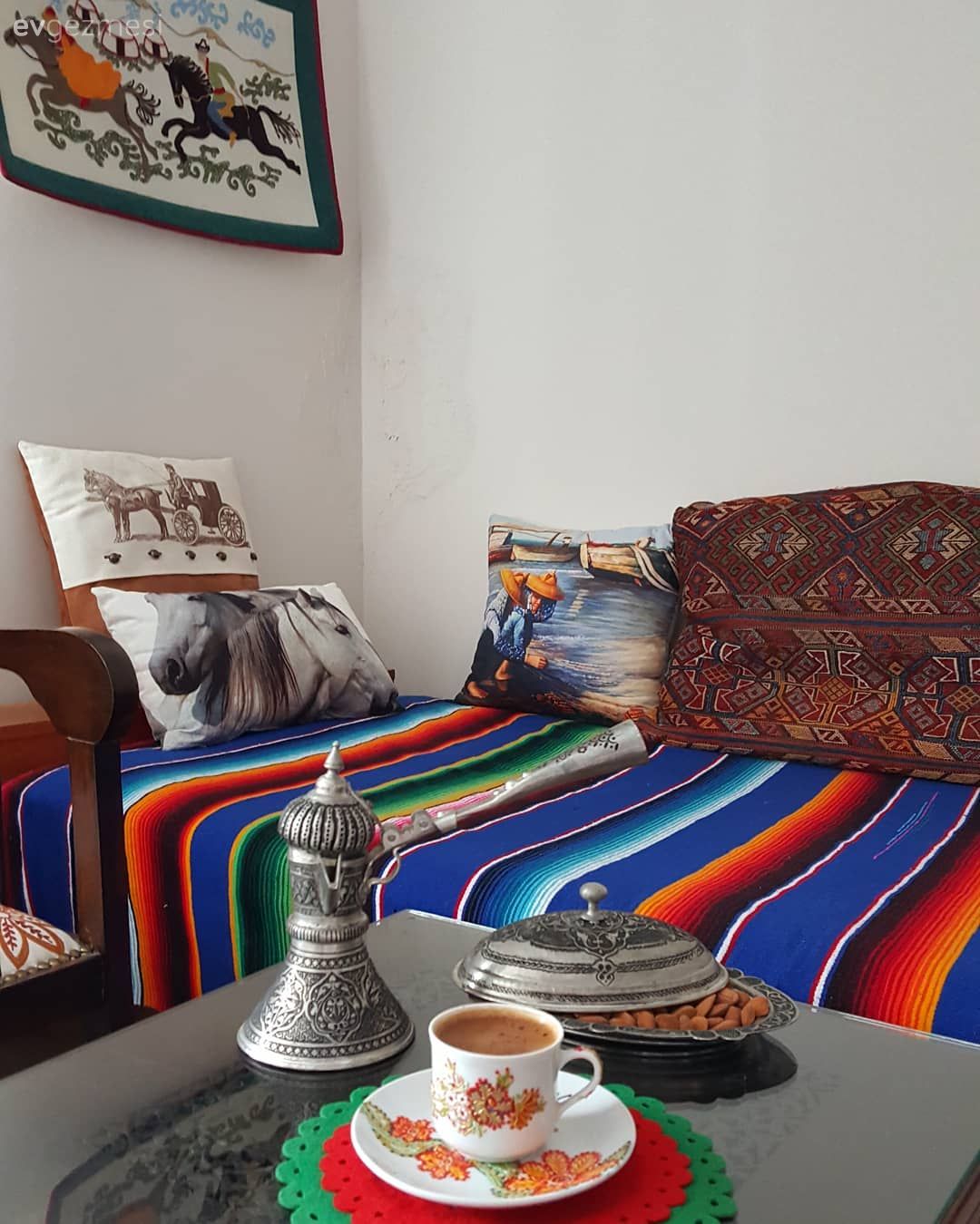 Oturma Odası, Beyaz, Yeşil, Mavi, Sarı, Kahverengi, Fon perde, Perde, Tül perde, Sedir, Oymalı mobilya, Berjer, Orta sehpa, Sehpa, Dekoratif Objeler, Abajur, Aydınlatma, Tablo, Duvar dekorasyonu, Desenler