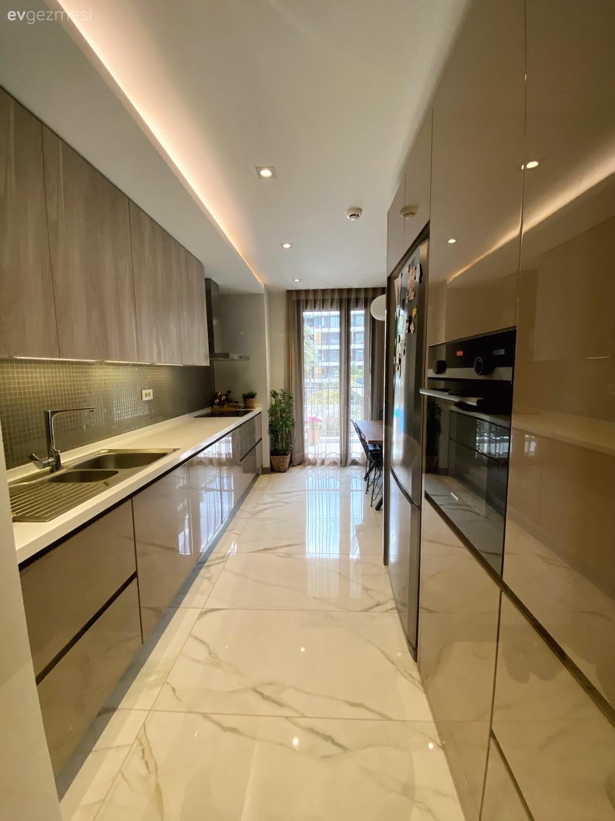 Mutfak, Modern mutfak, Vizon, Gri, Beyaz, Koridor tipi mutfak, Ankastre, Kulpsuz mutfak dolabı, Spot aydınlatma, Aydınlatma