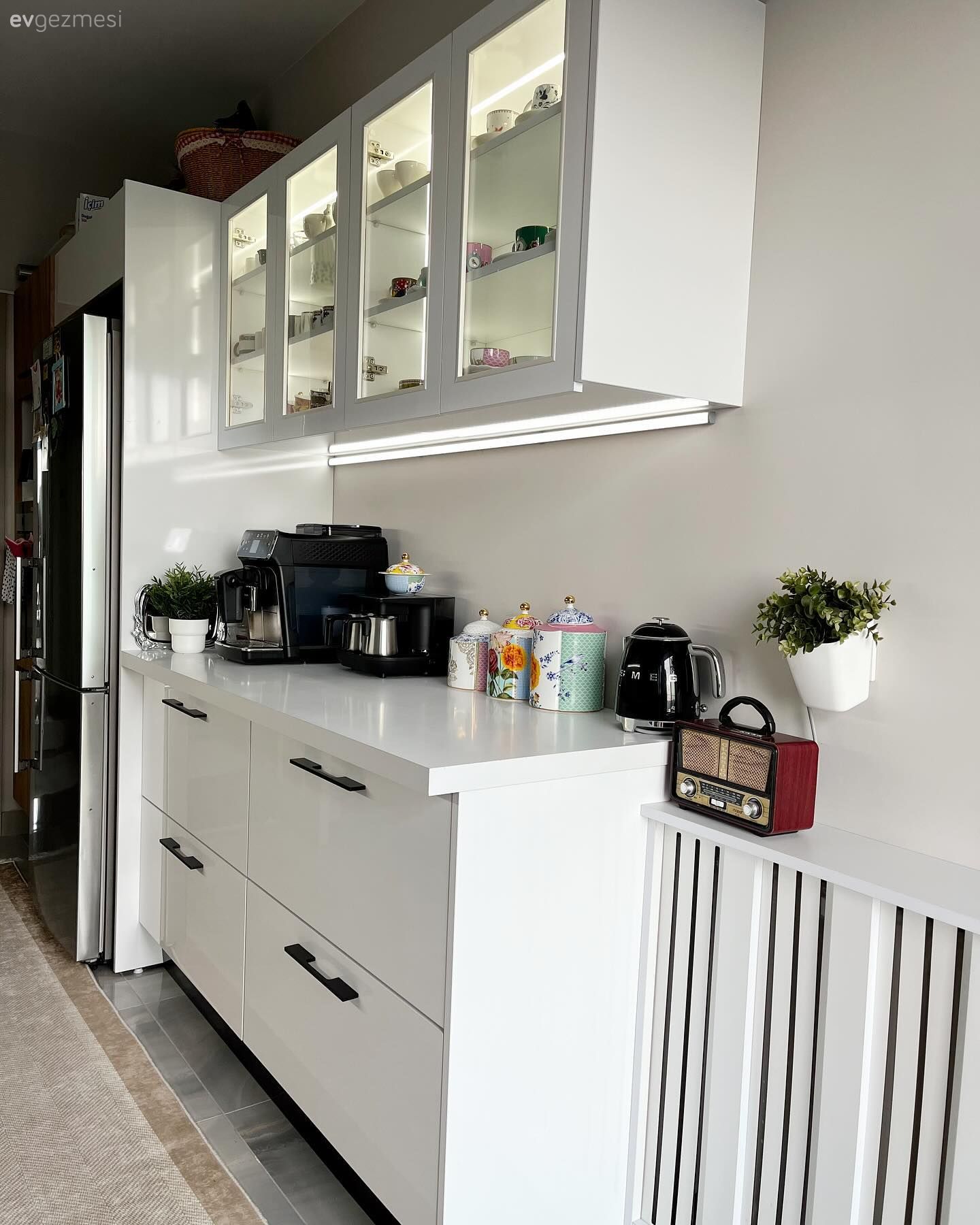 Mutfak, Beyaz, Kahve köşesi, Mutfak aksesuarları, Cam kapaklı dolap, Mutfak perdesi, Mutfak halısı