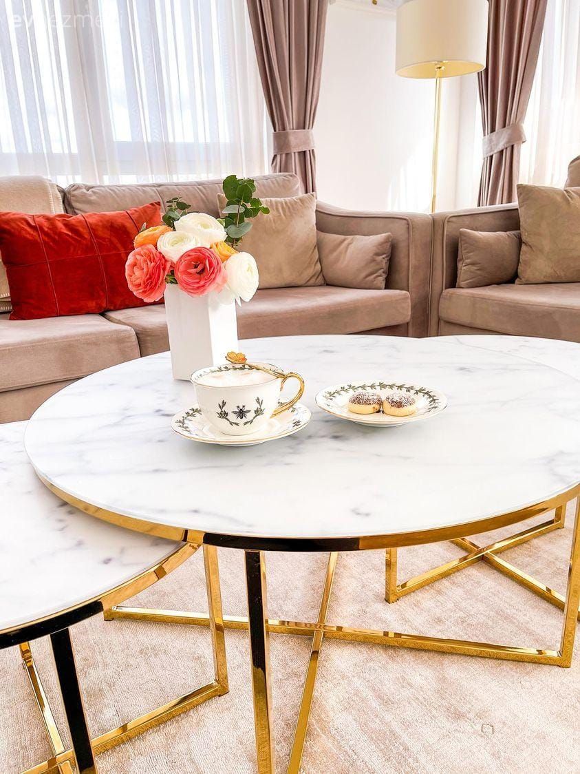 Salon, Modern, Vizon, Bej, Beyaz, Altın, Krem, Fon perde, Perde, Tül perde, Koltuk takımı, Kırlent, Ev tekstili, Orta sehpa, Sehpa, Halı, Salon halısı, Avize, Aydınlatma, Salon avizesi, Lambader, Parke, Ev Aksesuar