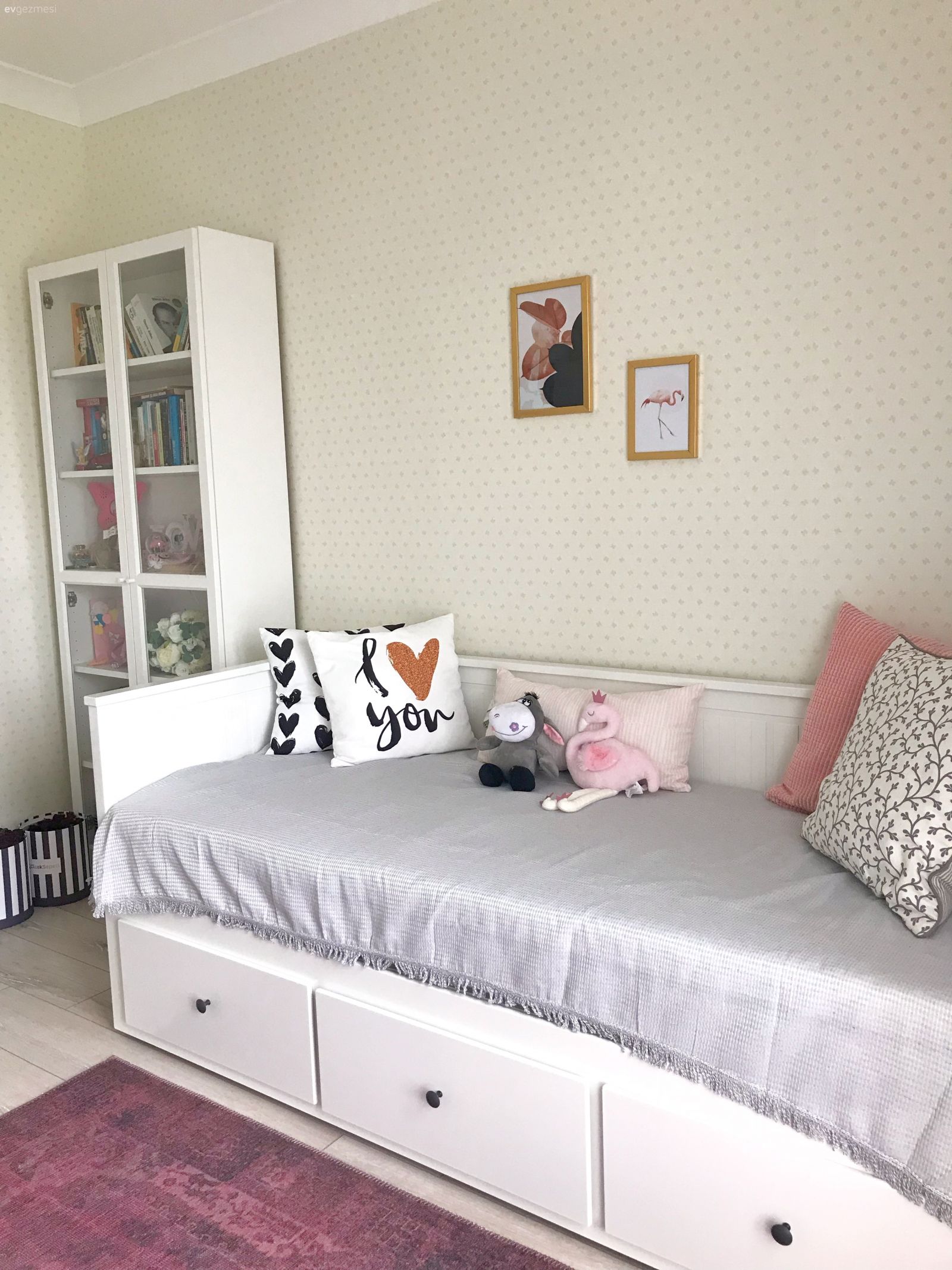 Çalışma odası, Gri, Beyaz, Pembe, Sedir, Dolap, Halı, Kırlent, Ev tekstili, Tablo, Duvar dekorasyonu, Çerçeve