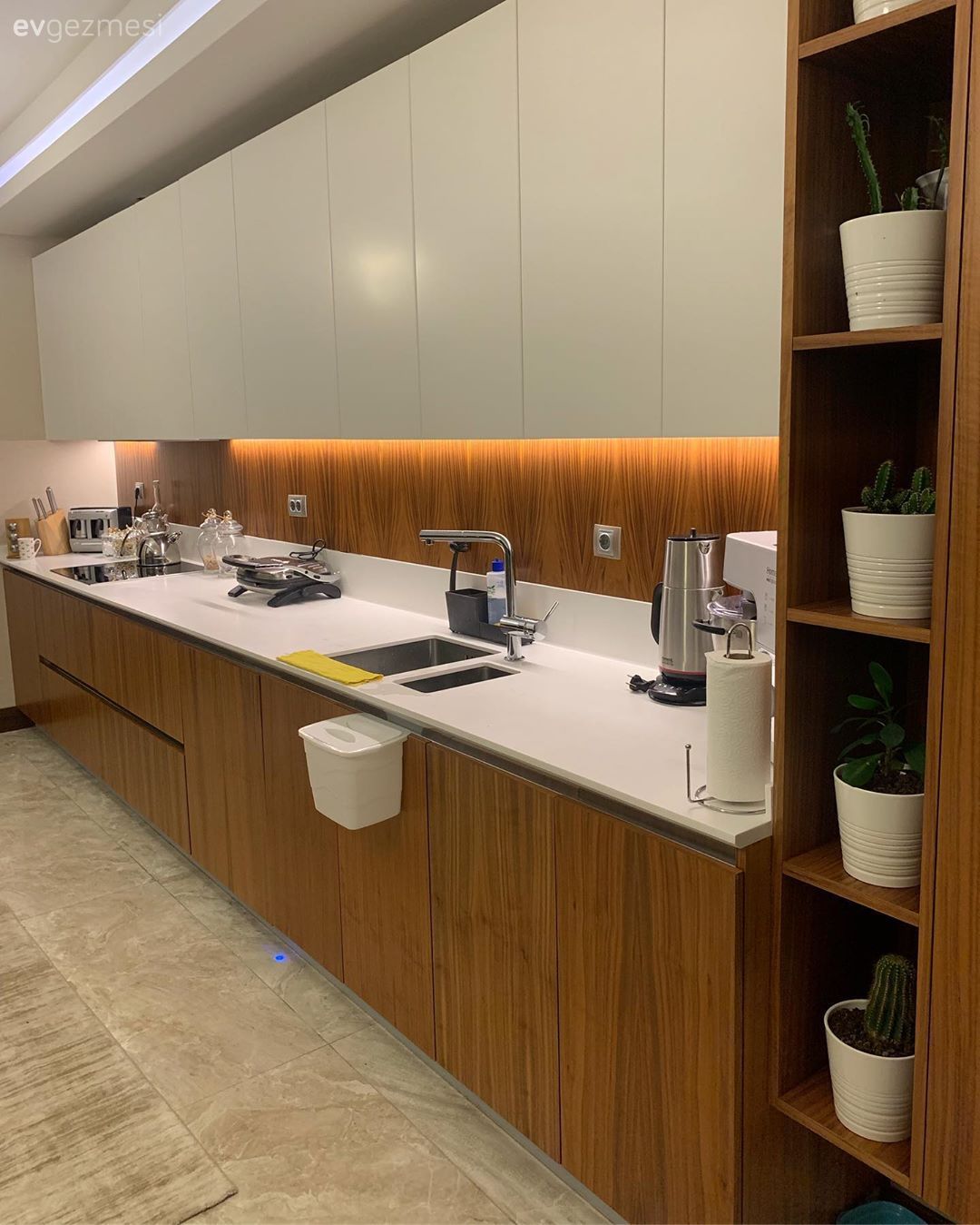 Mutfak, Beyaz, Kahverengi, Modern mutfak, Mutfak tezgahı, Mutfak tezgah arası, Kulpsuz mutfak dolabı, Led aydınlatma, Aydınlatma, Mutfak Avize Modelleri, Mutfak perdesi, Mutfak halısı, Mutfak aksesuarları, Saksı, Büyük mutfak