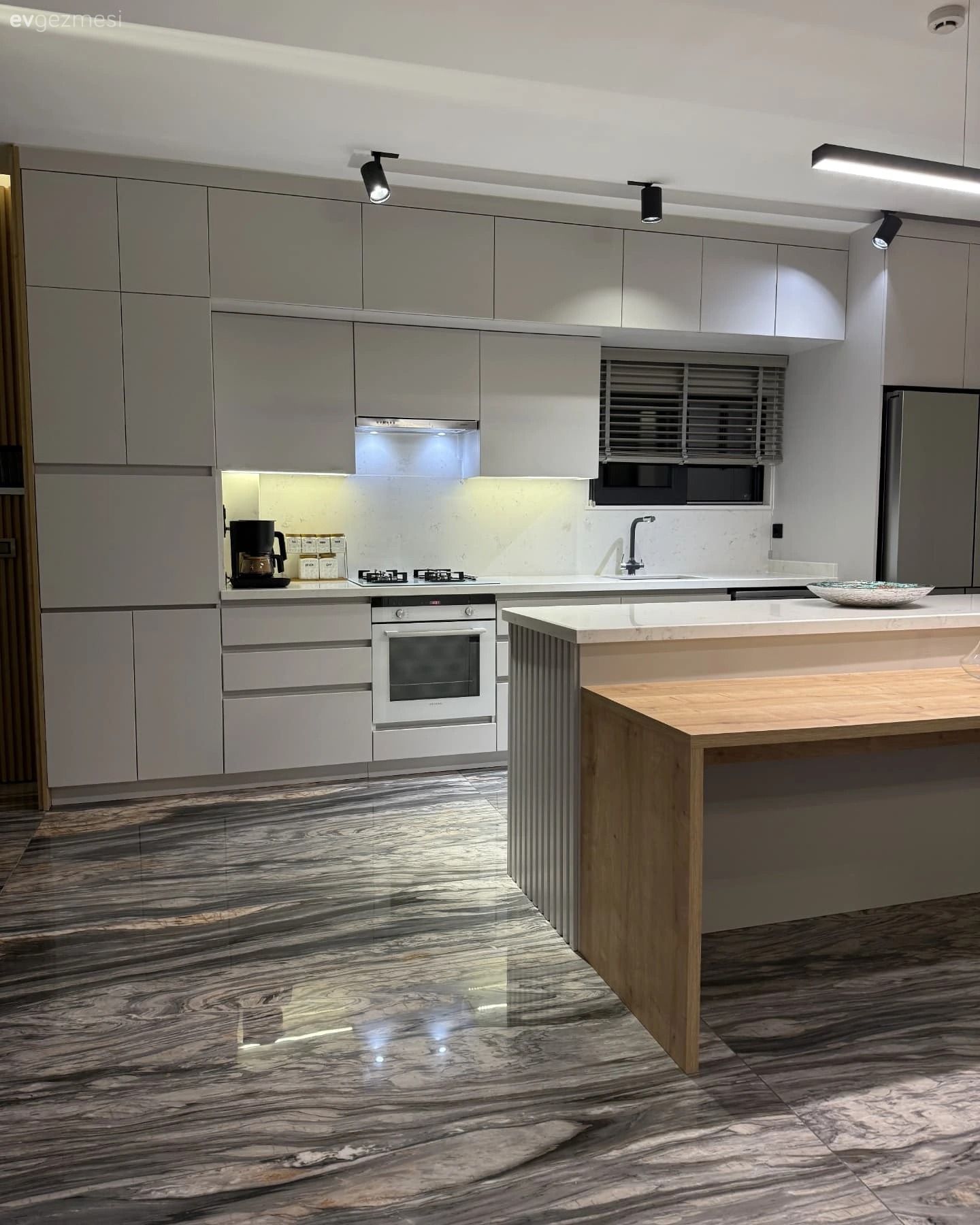 Kademeli Kulpsuz Dolaplar Bu Mutfağın Akıcı Görünmesini Sağlamış