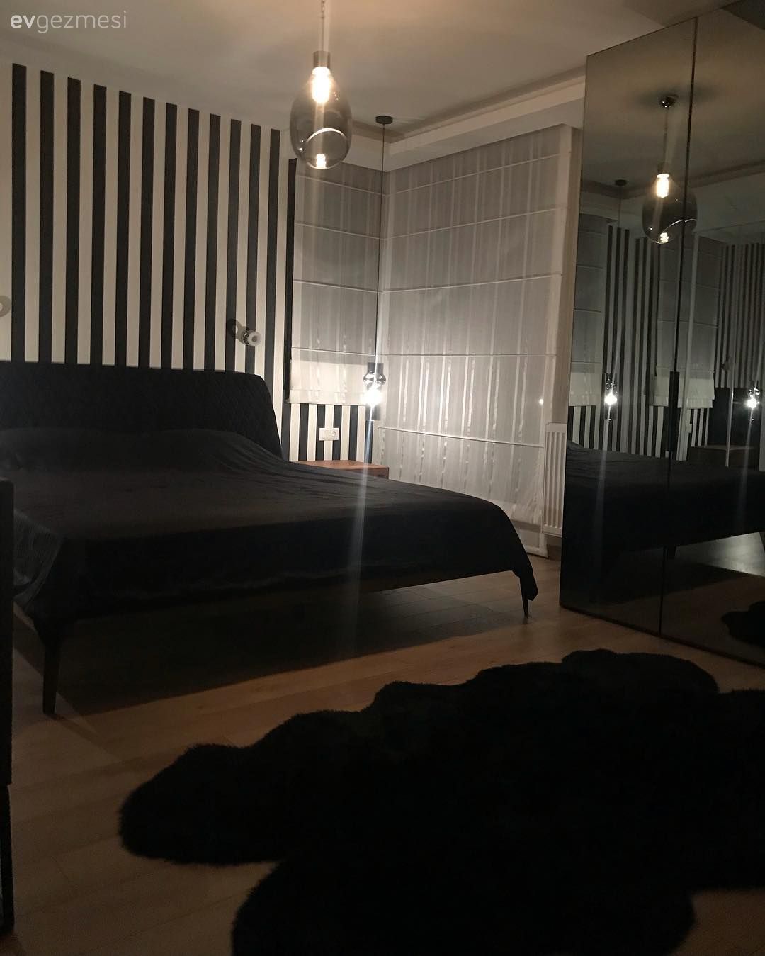 Yatak Odası, Siyah, Beyaz, Çizgili duvar kağıdı, Katlamalı perde, Perde, Sarkıt, Aydınlatma, Komodin, Post halı, Halı, Yatak örtüsü, Yatak odası avizesi, Avize, Gardrop, Ayna kapaklı dolap, Ayna