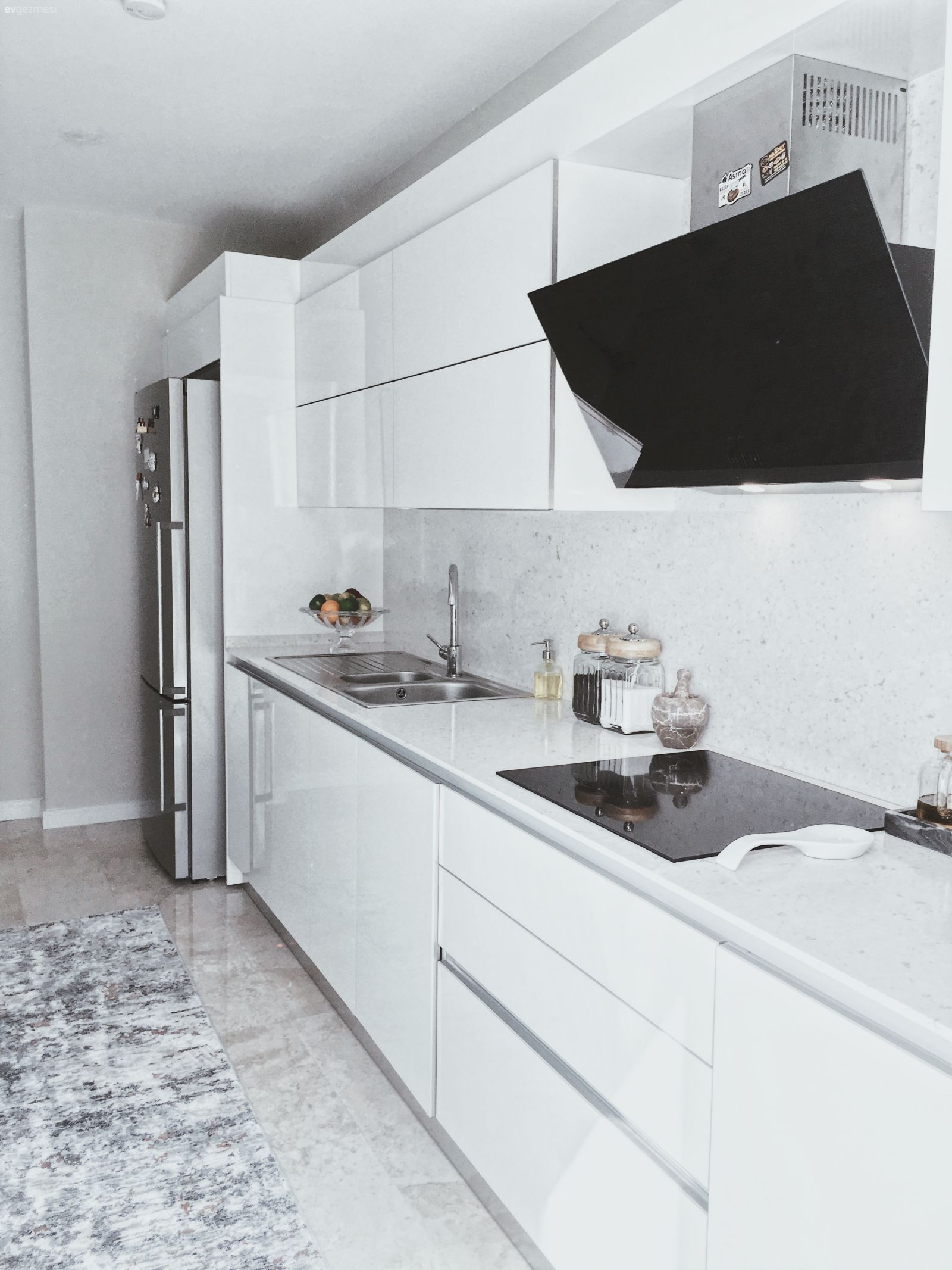 Mutfak, Büyük mutfak, Beyaz mutfak, Modern mutfak, Kulpsuz mutfak dolabı, Mutfak tezgahı, Mutfak tezgah arası, Halı, Mutfak halısı, Davlumbaz, Ankastre