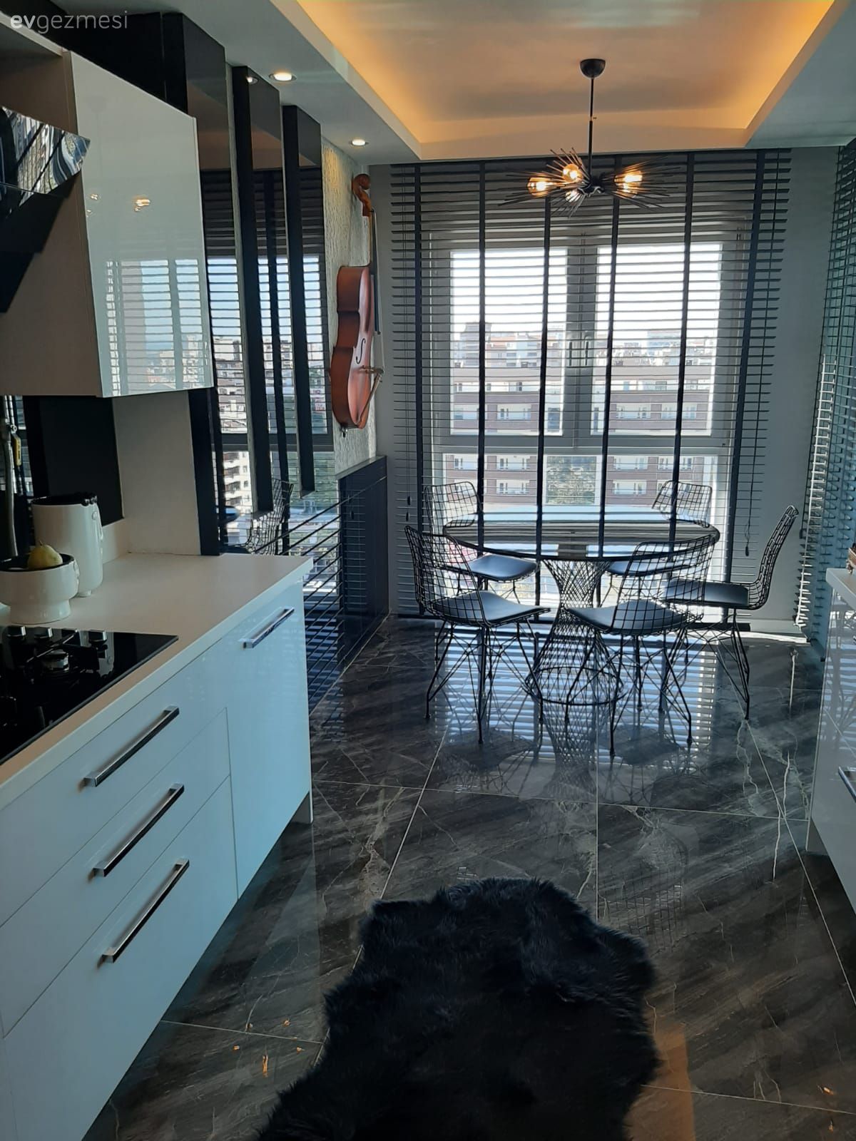 Mutfak, Siyah, Beyaz, Mutfak perdesi, Mutfak masası, Sandalye, Tavan dekorasyon, Mutfak zemin seramikleri, Mutfak duvar dekorasyonu, Mutfak Avize Modelleri, Spot aydınlatma, Aydınlatma, Mutfak tezgahı, Mutfak tezgah arası, Tezgah arası seramik