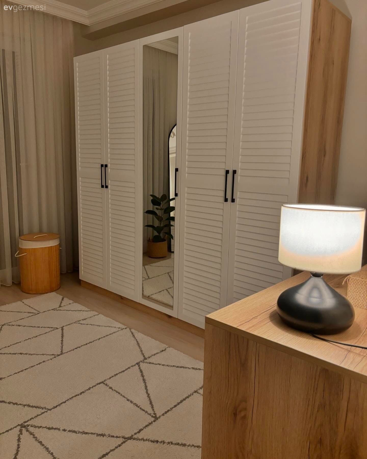 Giyinme odası, Beyaz, Ahşap Mobilya, Gardrop, Yatak Odası, Halı, Tül perde, Perde, Abajur, Aydınlatma