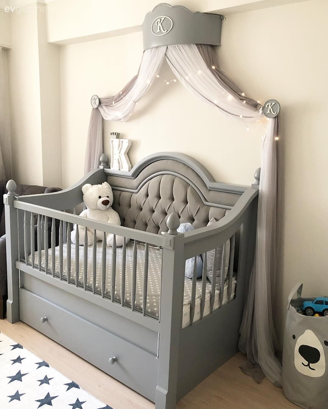 Bu Evde Metalik Işıltılar İddialı Renklerle Buluşmuş!