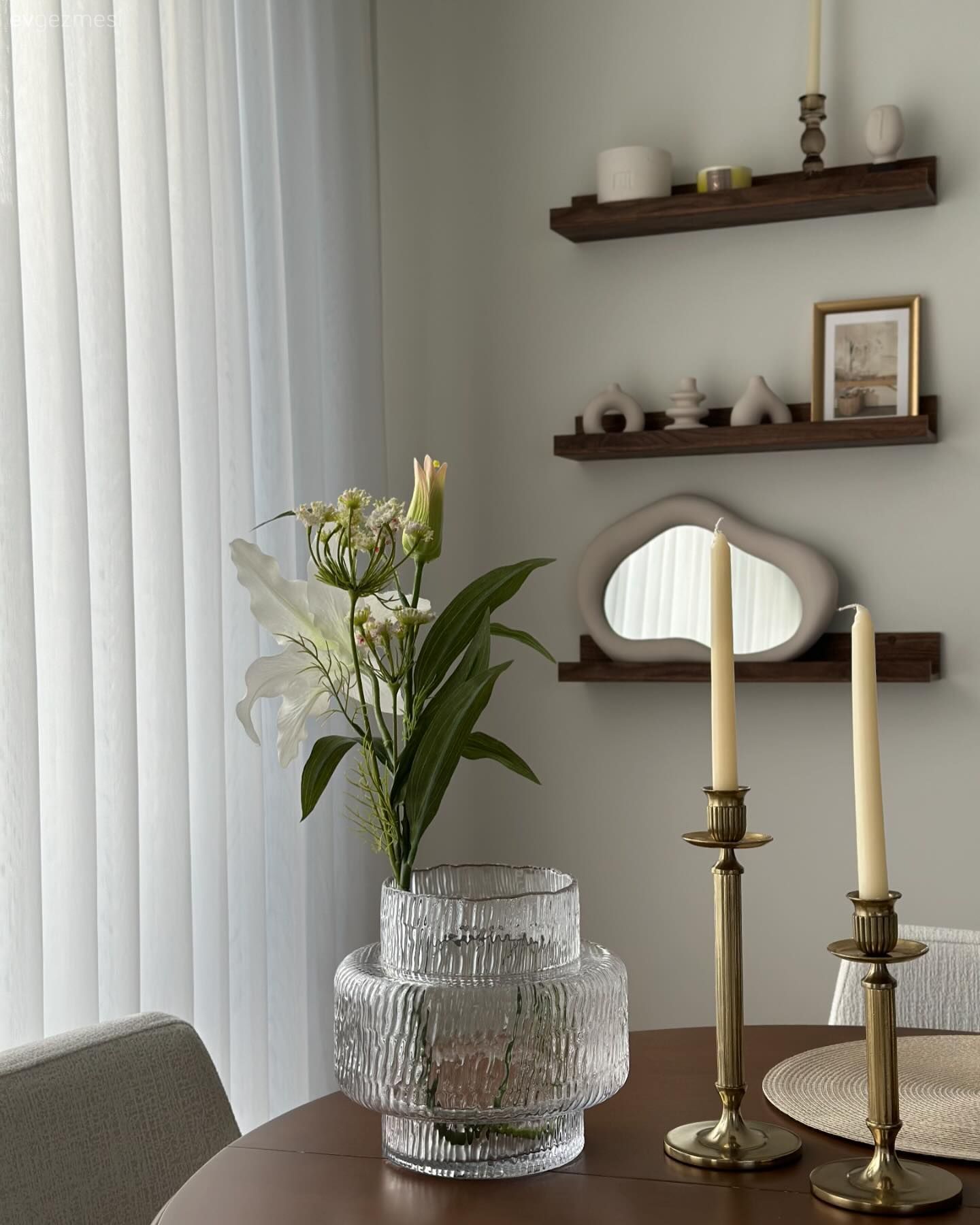 Bu Dekorda Köşe Koltuk ve Yuvarlak Masa Konforun Sinyallerini Veriyor!