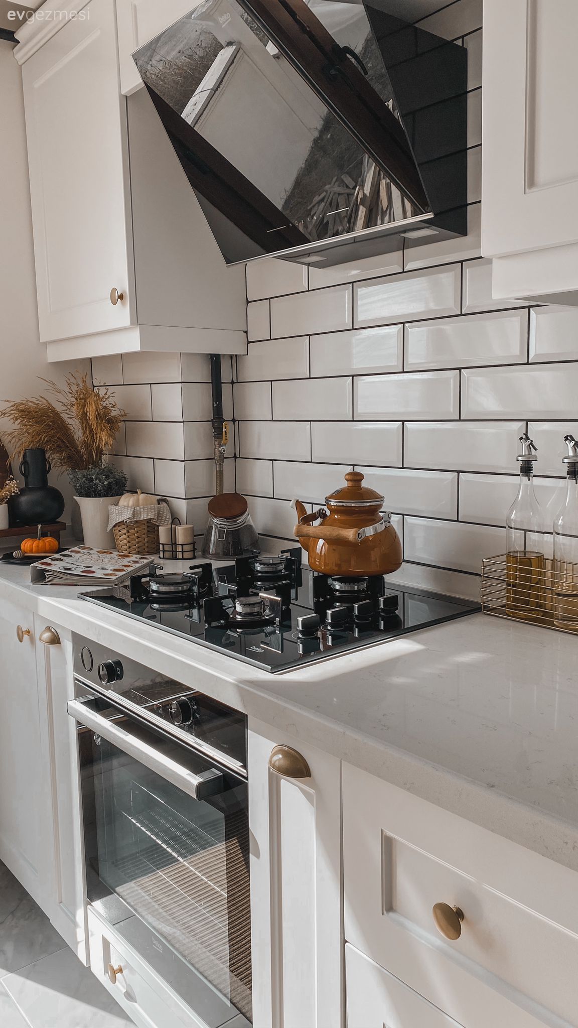 Beyaz, Shaker kapaklı dolaplar, Mutfak, Mutfak tezgahı, Mutfak tezgah arası, Tezgah arası seramik, Metro seramik, Seramik, Siyah, Davlumbaz