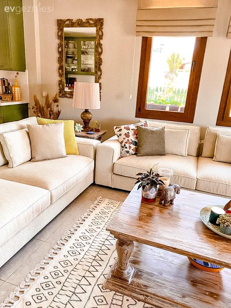 Salon, Beyaz, Yeşil, Rustik, Koltuk takımı, Sarı, Krem, Katlamalı perde, Perde, Halı, Salon halısı, Orta sehpa, Sehpa, Abajur, Aydınlatma, Kırlent, Ev tekstili