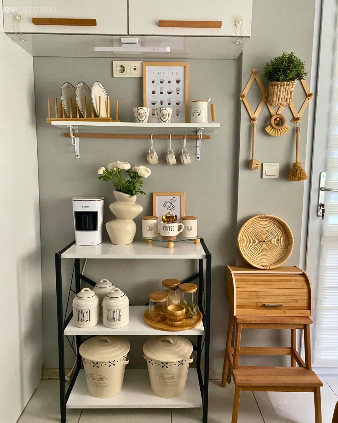 Kahve köşesi, Beyaz, Ahşap Mobilya, Duvar rafı, Duvar dekorasyonu, Mutfak aksesuarları, Mutfak, Gri duvar