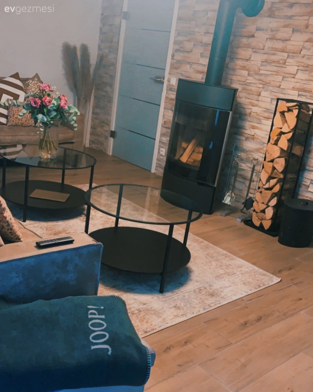 Salon, Modern rustik, Şömine, Taş duvar, Duvar dekorasyonu, Orta sehpa, Sehpa, Cam orta sehpa, Halı, Salon halısı