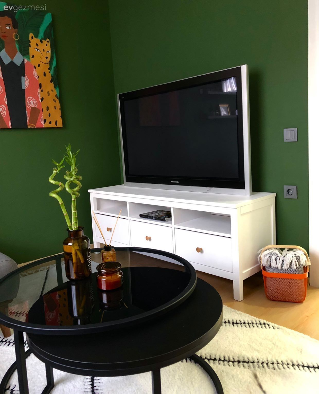 Yeşil duvar, Beyaz, Tablo, Duvar dekorasyonu, Orta sehpa, Sehpa, Yuvarlak sehpa, Desenler, Halı, Ev bitkisi