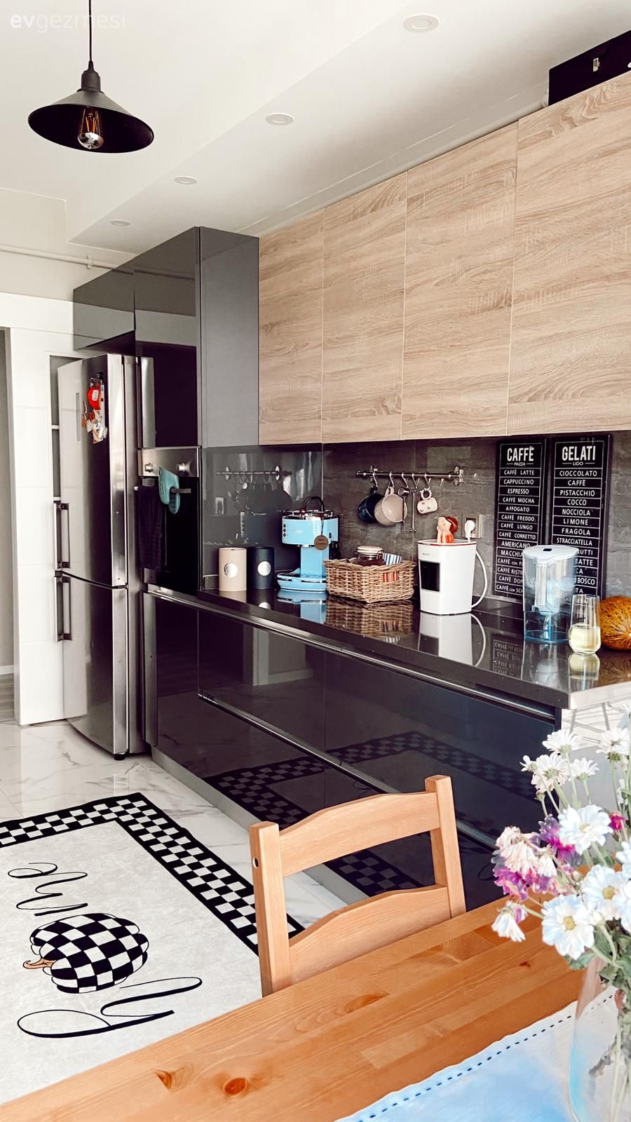 Mutfak, Siyah, Beyaz, Mutfak tezgahı, Mutfak tezgah arası, Tezgah arası seramik, Ahşap mutfak, Mutfak halısı, Sandalye, Mutfak masası