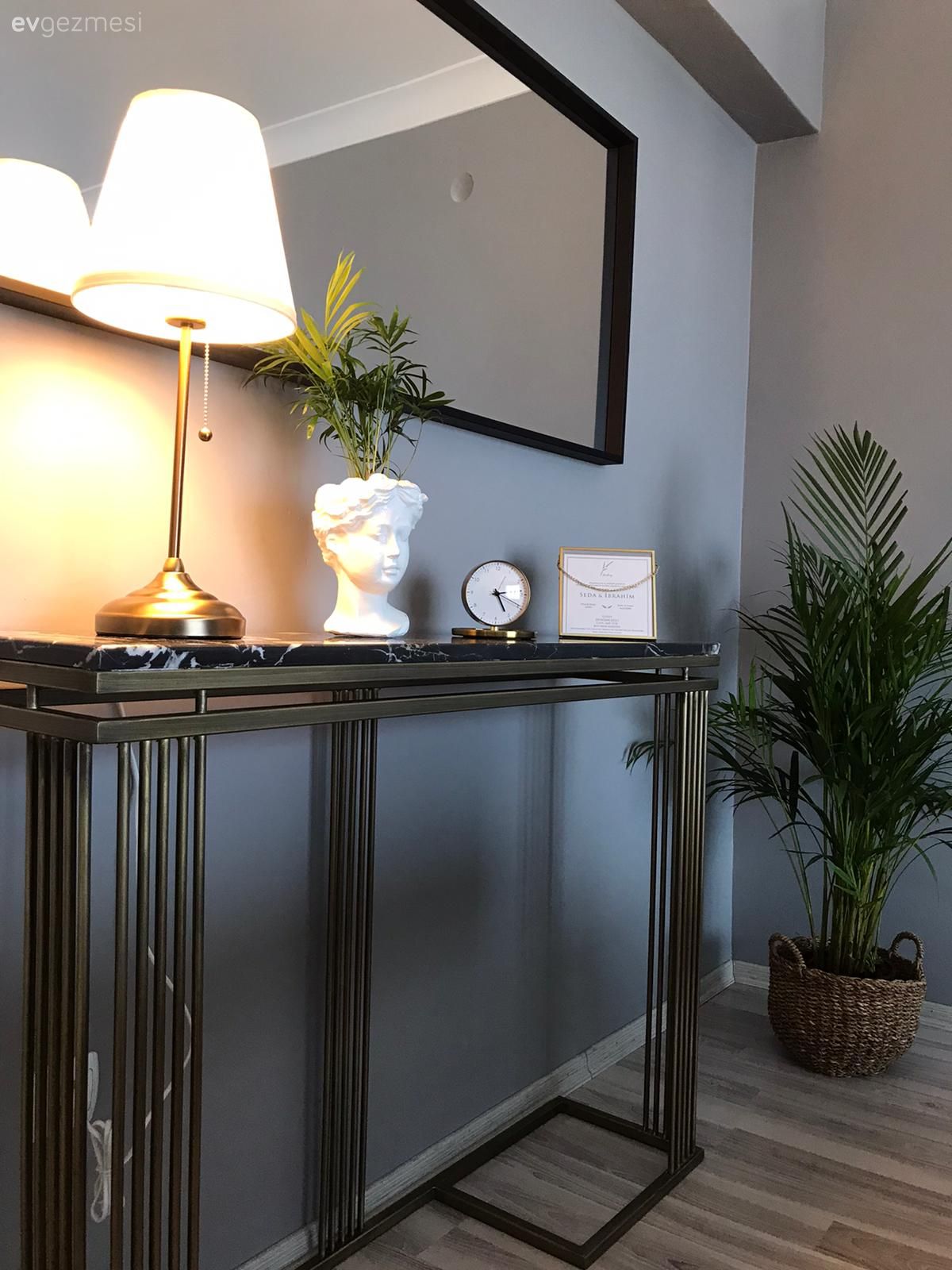 Ayna, Konsol, Konsol üzeri dekoratif objeleri, Abajur, Aydınlatma, Ev bitkisi