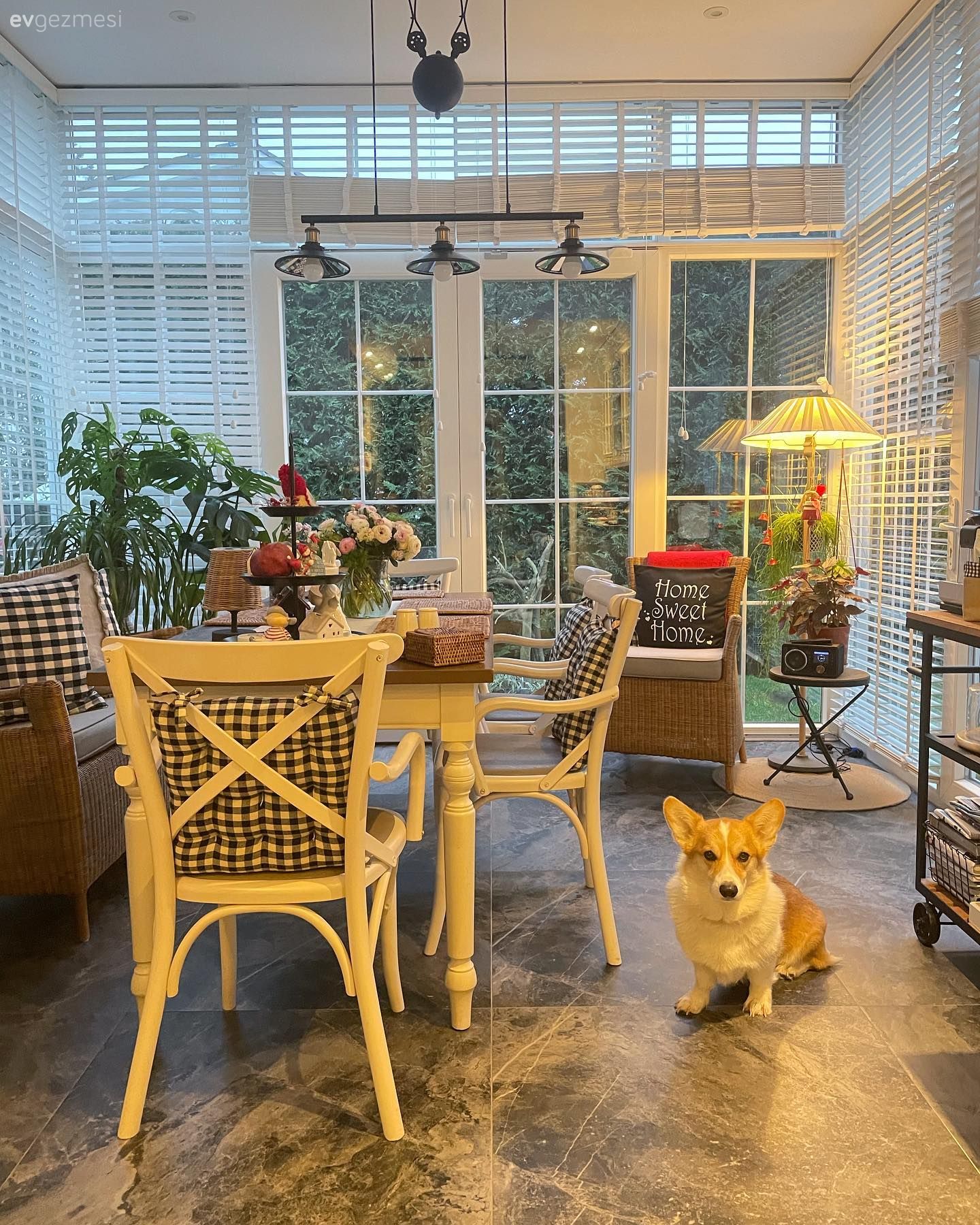 Mutfak, Beyaz mutfak, Hasır, Mutfak masası, Sandalye, Jaluzi, Mutfak Avize Modelleri, Country mutfak, Rattan sandalye, Ev bitkisi, Ekose desen, Desenler, Mutfak köşesi