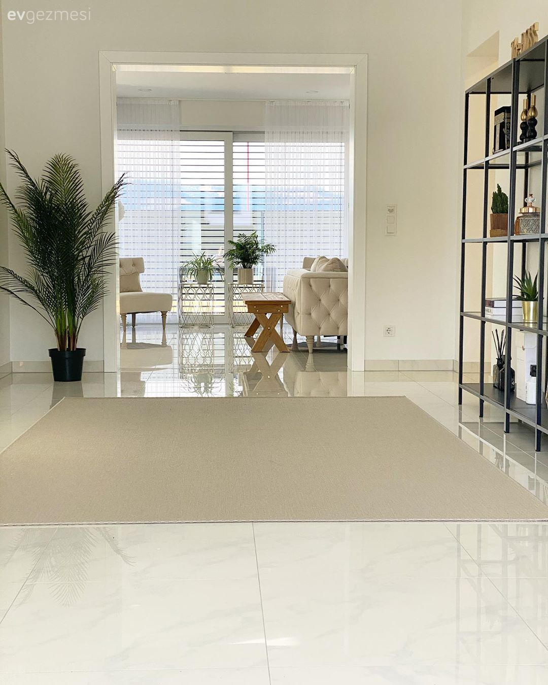 Antre, Beyaz, Ev bitkisi, Dubleks evler, Merdiven, Kitaplık, Puf, Halı, Zemin seramikleri, Dekoratif Objeler