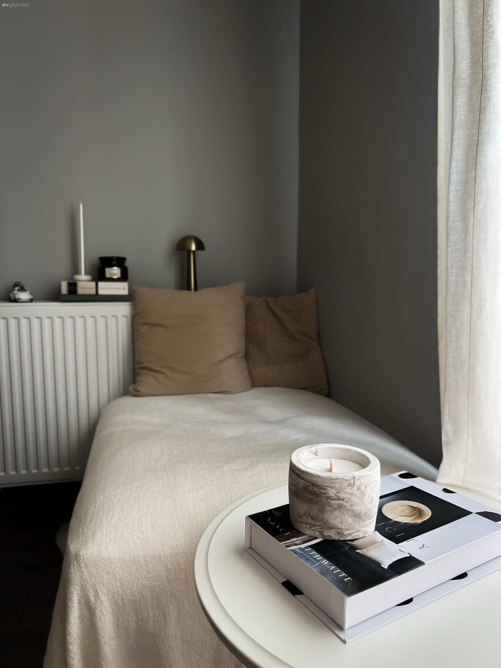 Bu Samimi Evde Yalın Tasarımlar Ahşapla Desteklenmiş