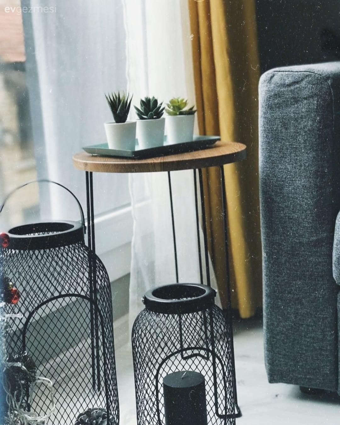 Yan sehpa, Sehpa, Metal ayaklı sehpa, Mumluk, Fon perde, Perde, Tül perde, Gri, Sarı, Ev bitkisi