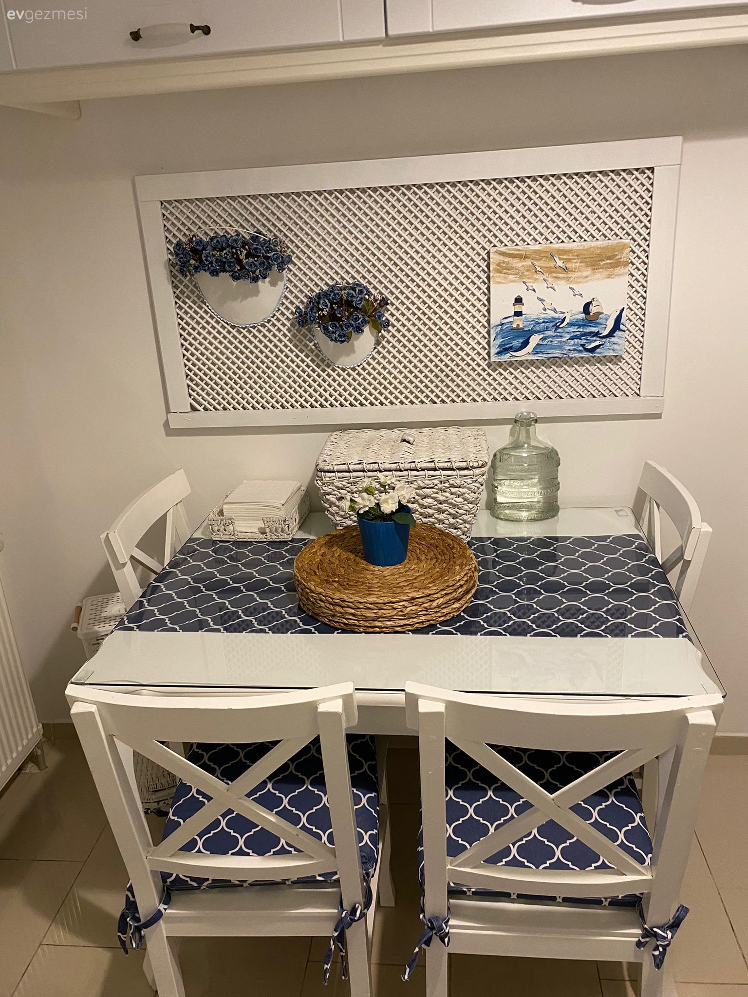 Mutfak, Beyaz, Mutfak masası, Mavi, Sandalye, Mutfak rafı, Hasır, Masa örtüsü, Ev tekstili, Mutfak aksesuarları, Duvar panosu, Duvar dekorasyonu, Mutfak duvar dekorasyonu