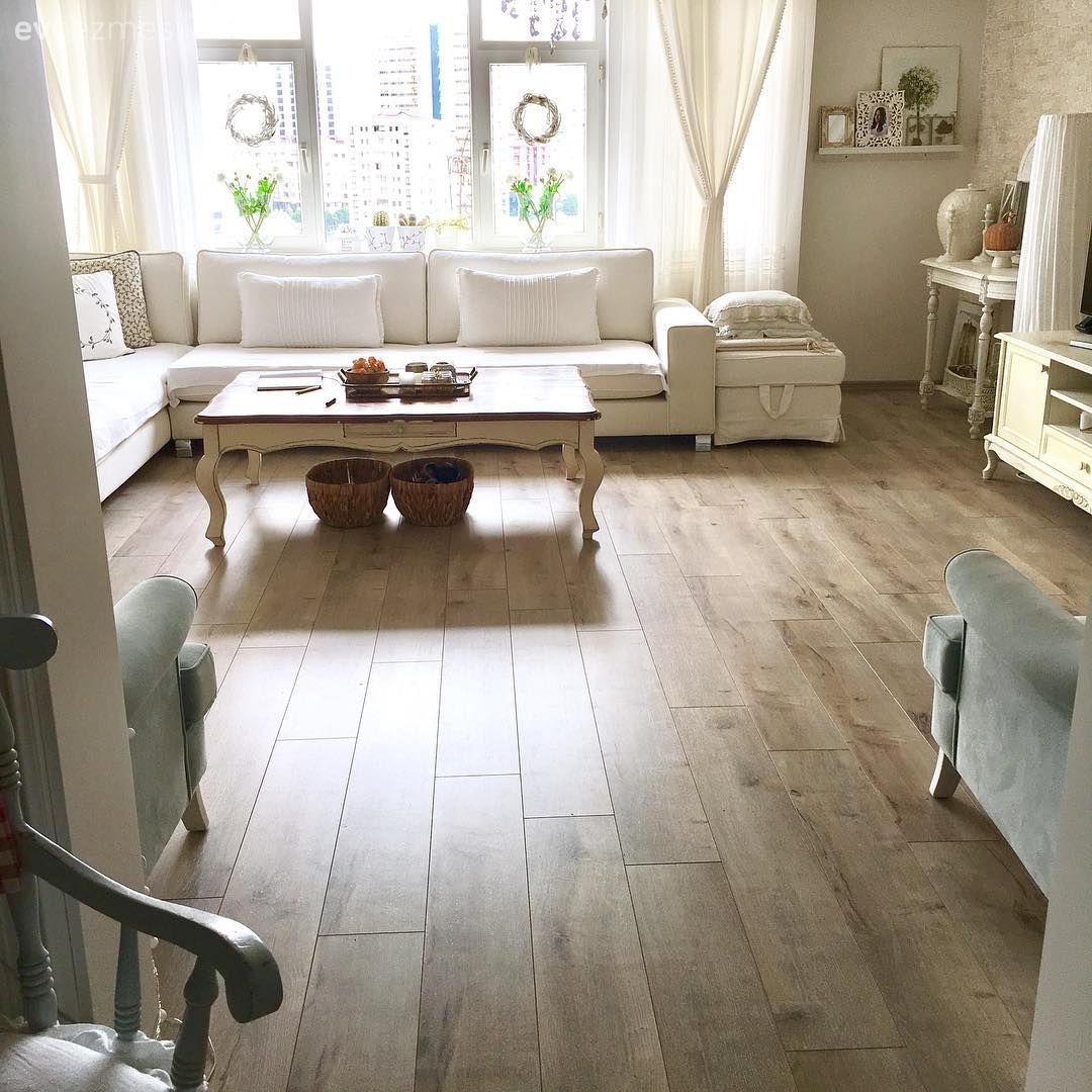 Salon, Köşe koltuk, Koltuk takımı, Uzanma koltuklu köşe, Tül perde, Perde, Beyaz, Mavi, Berjer, Ahşap Mobilya, Orta sehpa, Sehpa, Parke, Duvar dekorasyonu, Duvar rafı, Dresuar, Tv ünitesi, Vazo, Ev Aksesuar, Çerçeve, Hasır sepet, Ev bitkisi, Kırlent, Ev tekstili