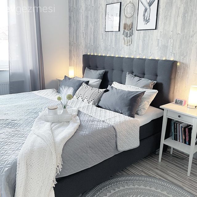 Yatak Odası, Beyaz, Gri, Yatak başlığı, Yatak odası duvar dekorasyonu, Çerçeve, Komodin, Yatak örtüsü, Yuvarlak halı, Halı