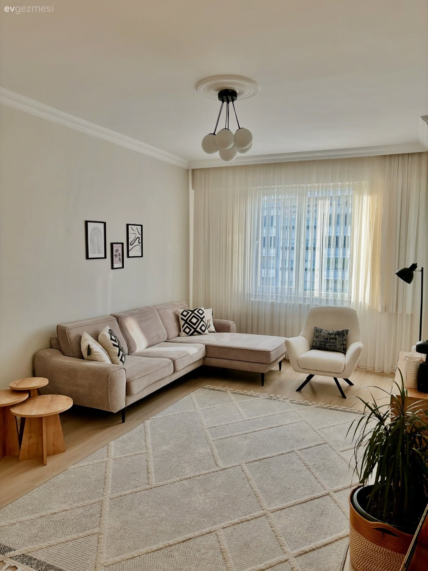 Çalışma odası, Krem, Bej, Beyaz, Köşe koltuk, Koltuk takımı, Tül perde, Perde, Halı, Salon halısı, Yan sehpa, Sehpa