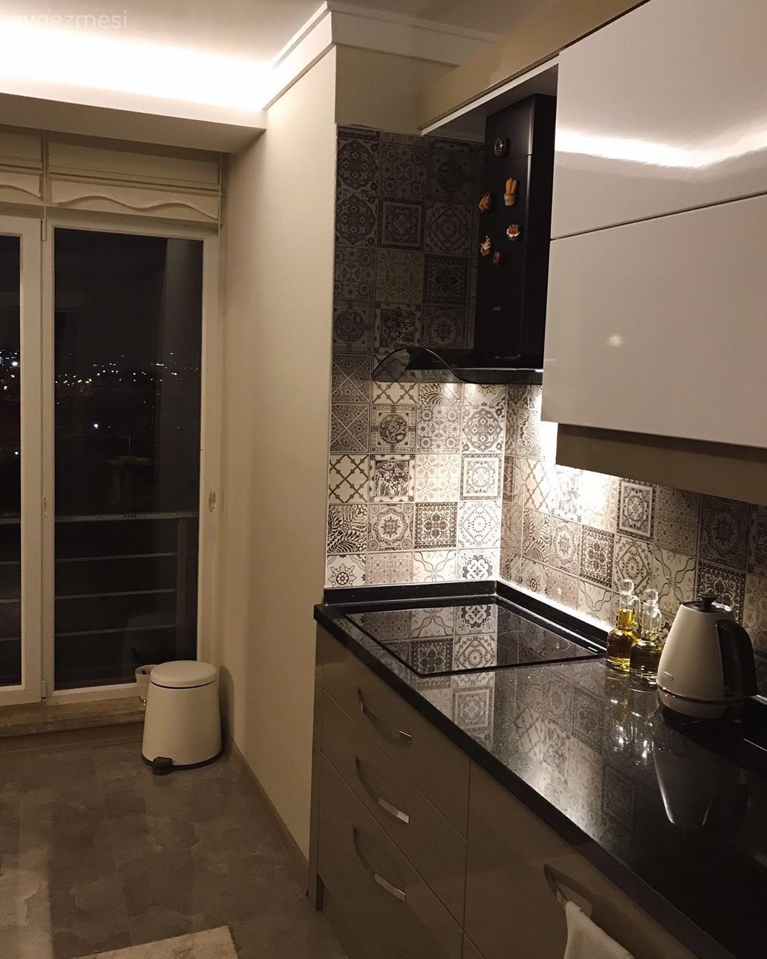 Mutfak, Beyaz mutfak, Koridor tipi mutfak, Mutfak tezgahı, Mutfak tezgah arası, Mutfak halısı, Ekstra mutfak dolabı, Mutfak zemin seramikleri, Tezgah arası seramik, Cam Ankastre, Ankastre