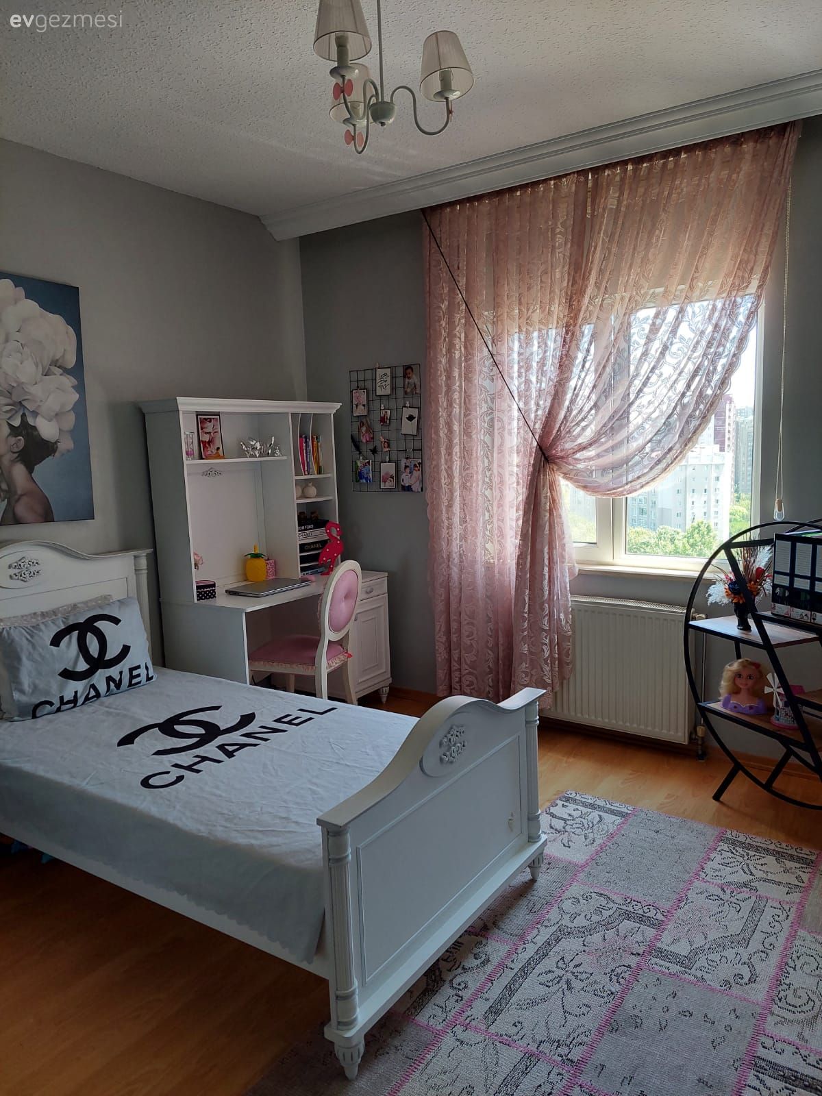 Çocuk Odası, Beyaz, Siyah, Tablo, Duvar dekorasyonu, Komodin, Gri duvar, Makyaj masası, Sandalye, Genç odası